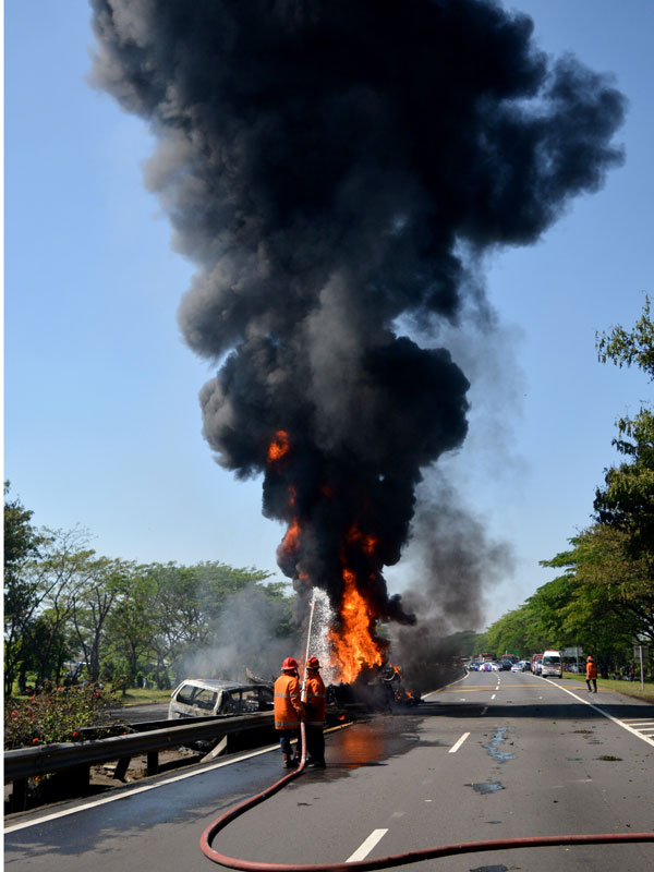 etugas Pemadam Kebakaran melakukan pemadaman truk Bahan Bakar Minyak (BBM) yang terbakar.