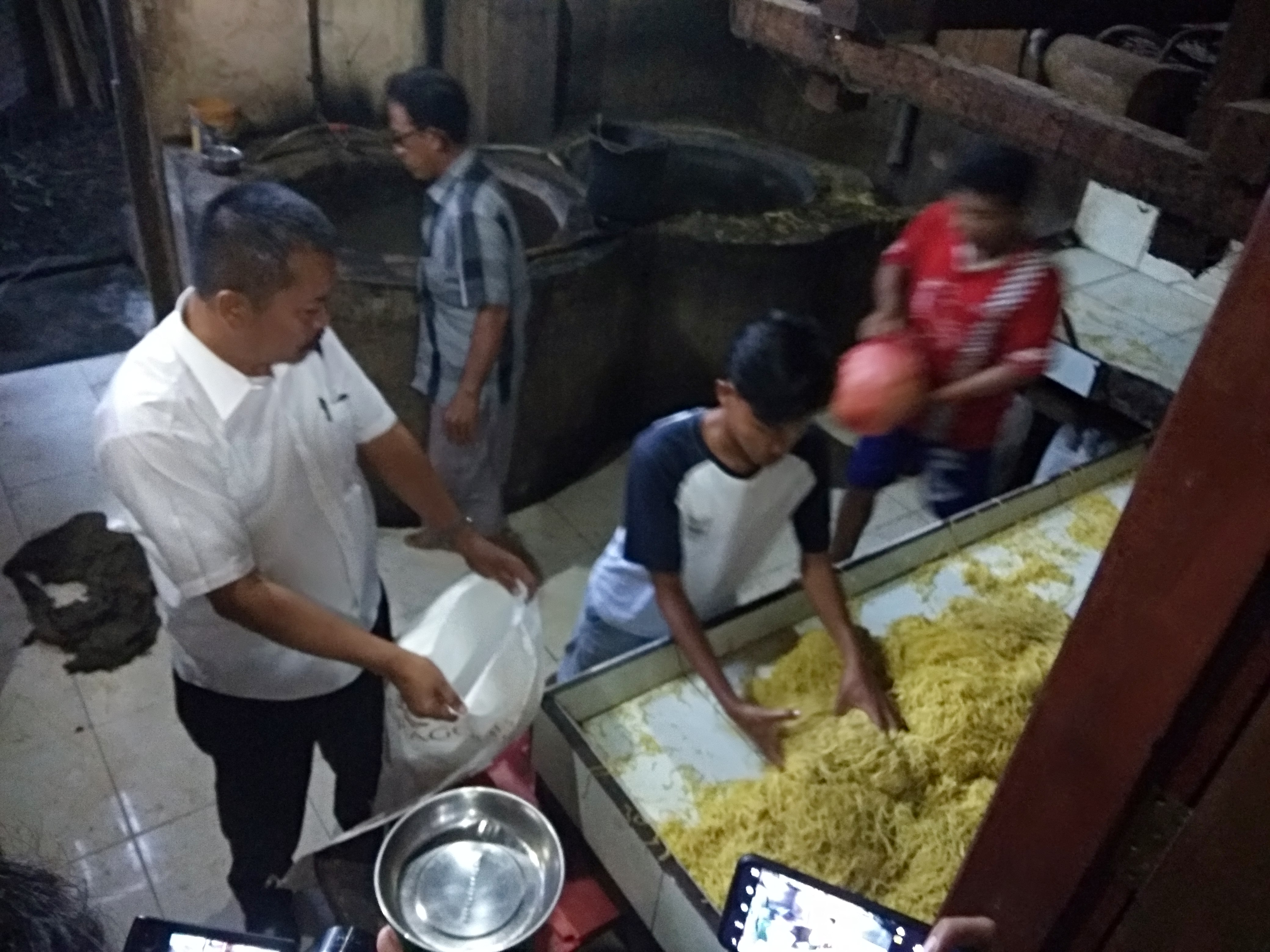 Petugas BPOM menyita mi yang diduga mengandung formalin