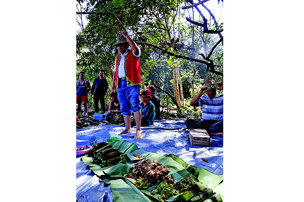 Makan siang di sebuah tempat yang sungguh indah di pinggir sungai. Para pejabat dan staf Pemkot Mahakam Ulu 