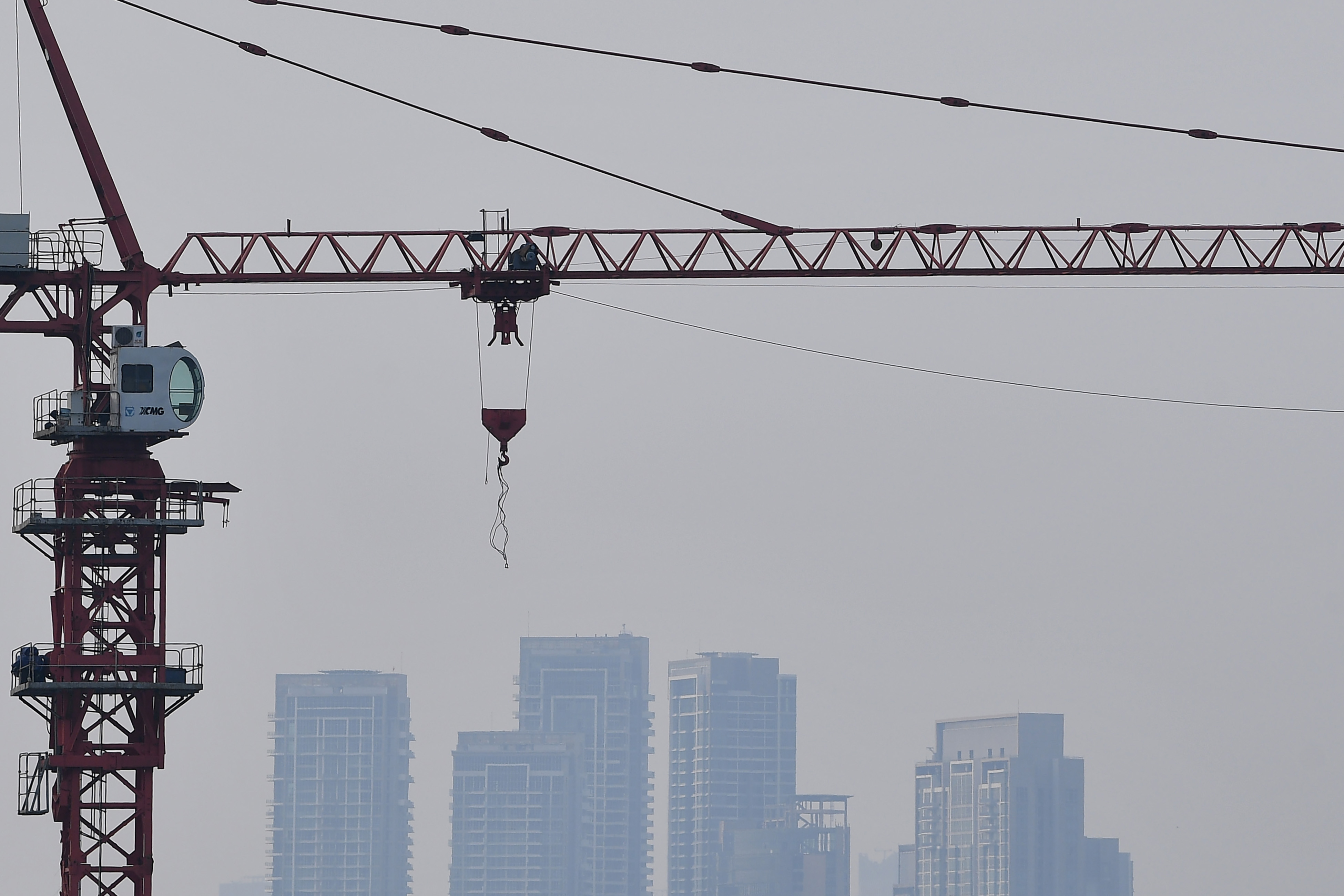 Gedung-gedung tampak terlihat samar karena polusi udara di Jakarta.   