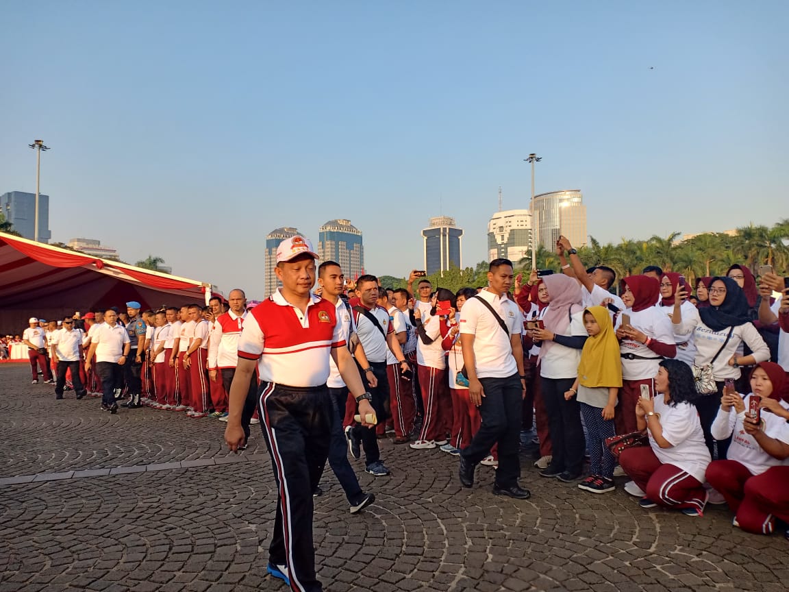 Kapolri Tito Karnavian (tengah) ambil bagian dalam olahraga bersama dengan TNI