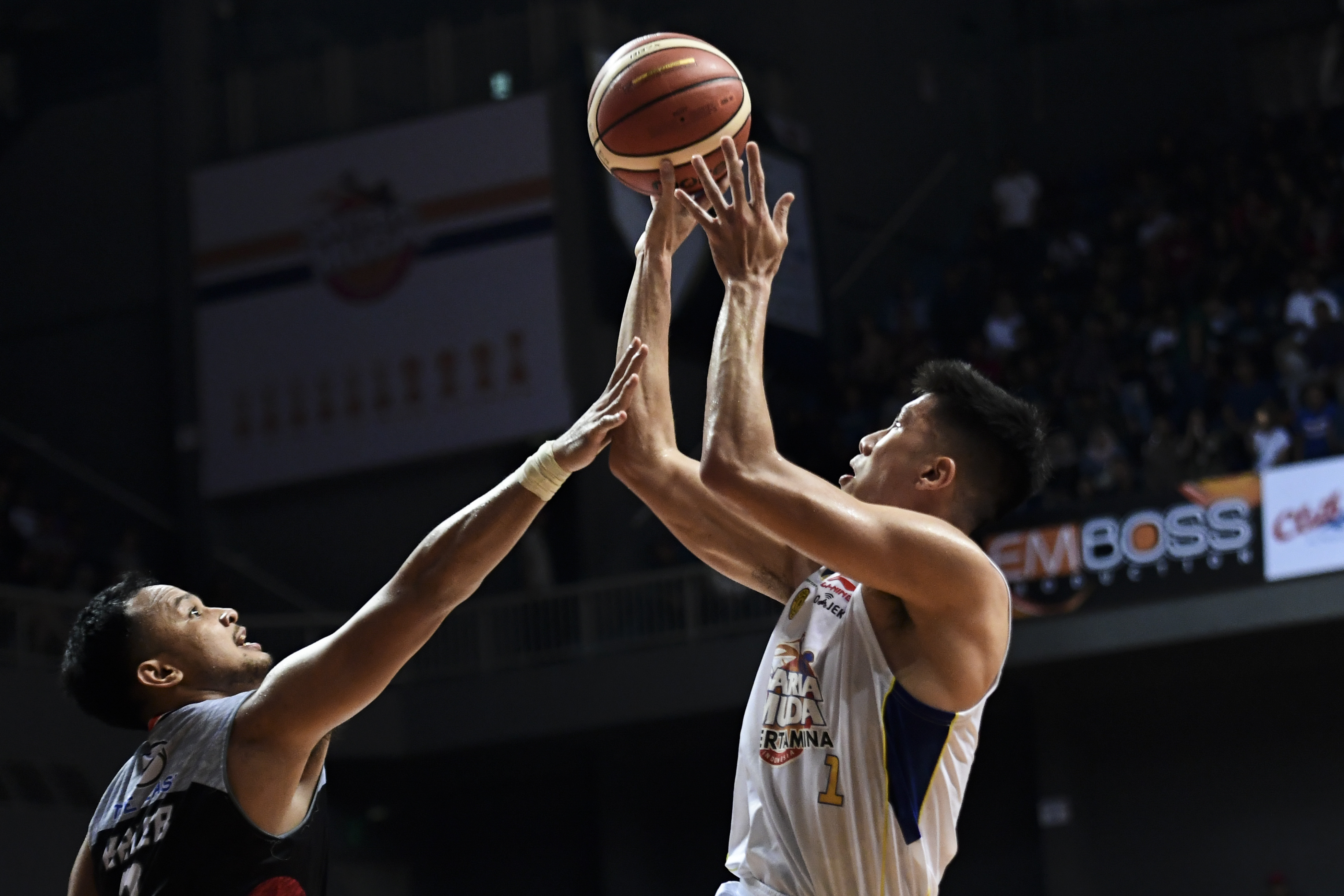  Pemain Terbaik (MVP) Liga Bola Basket Indonesia (IBL) 2018-2019, Kaleb Ramot Gemilang (kiri)