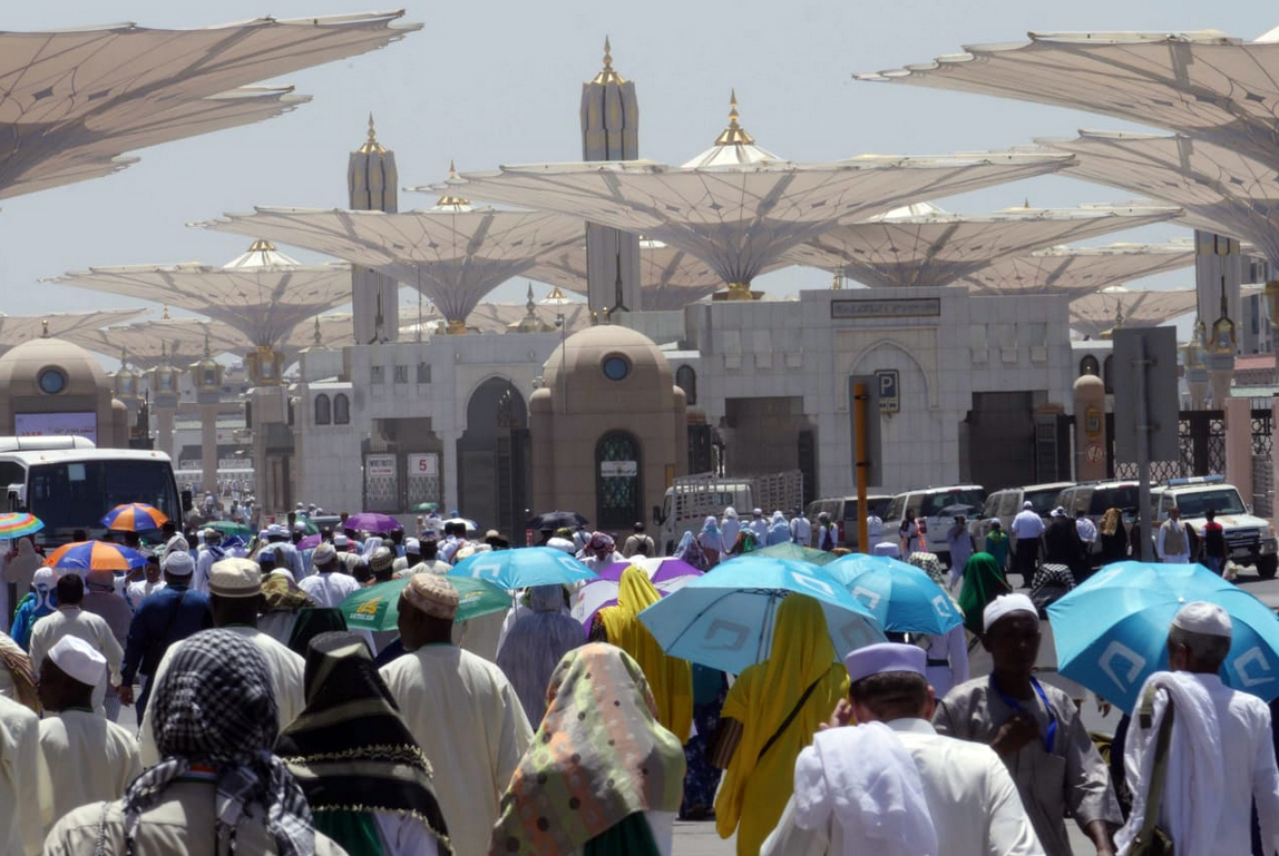 Jamaah Haji menunaikan Solat zuhur di Masjid Nabawi, Madinah