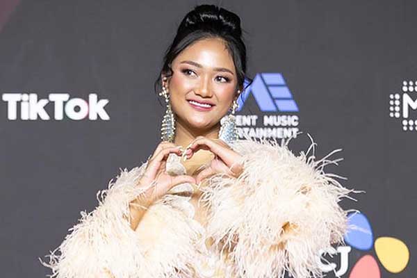  Penyanyi asal Kupang, Nusa Tenggara Timur, Indonesia dan finalis Indonesian Idol Musim Kesembilan. 