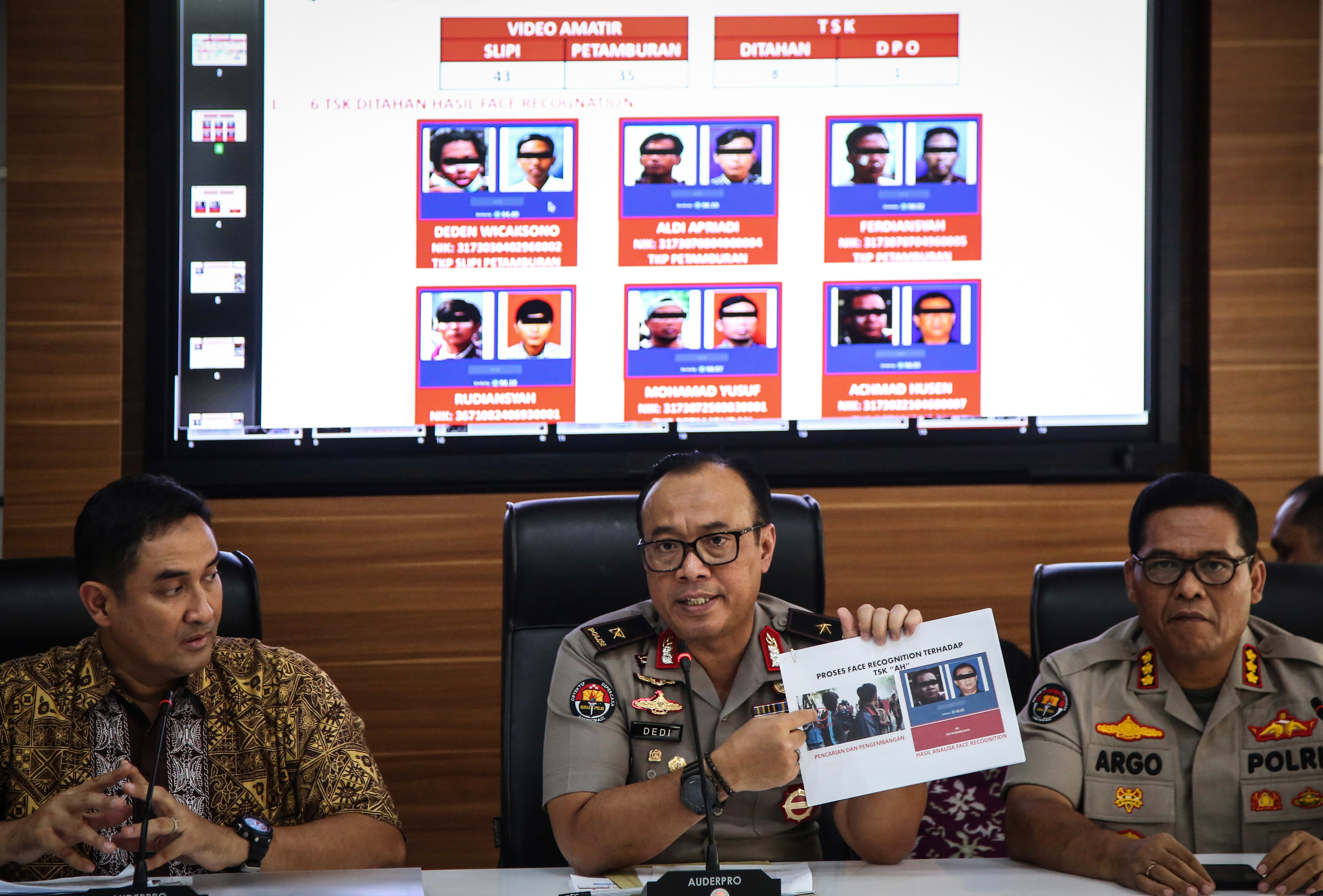 Karopenmas Divisi Humas Polri Brigjen Pol Dedi Prasetyo (tengah) memberikan keterangan pengembangan hasil penyidikan perkara kerusuhan