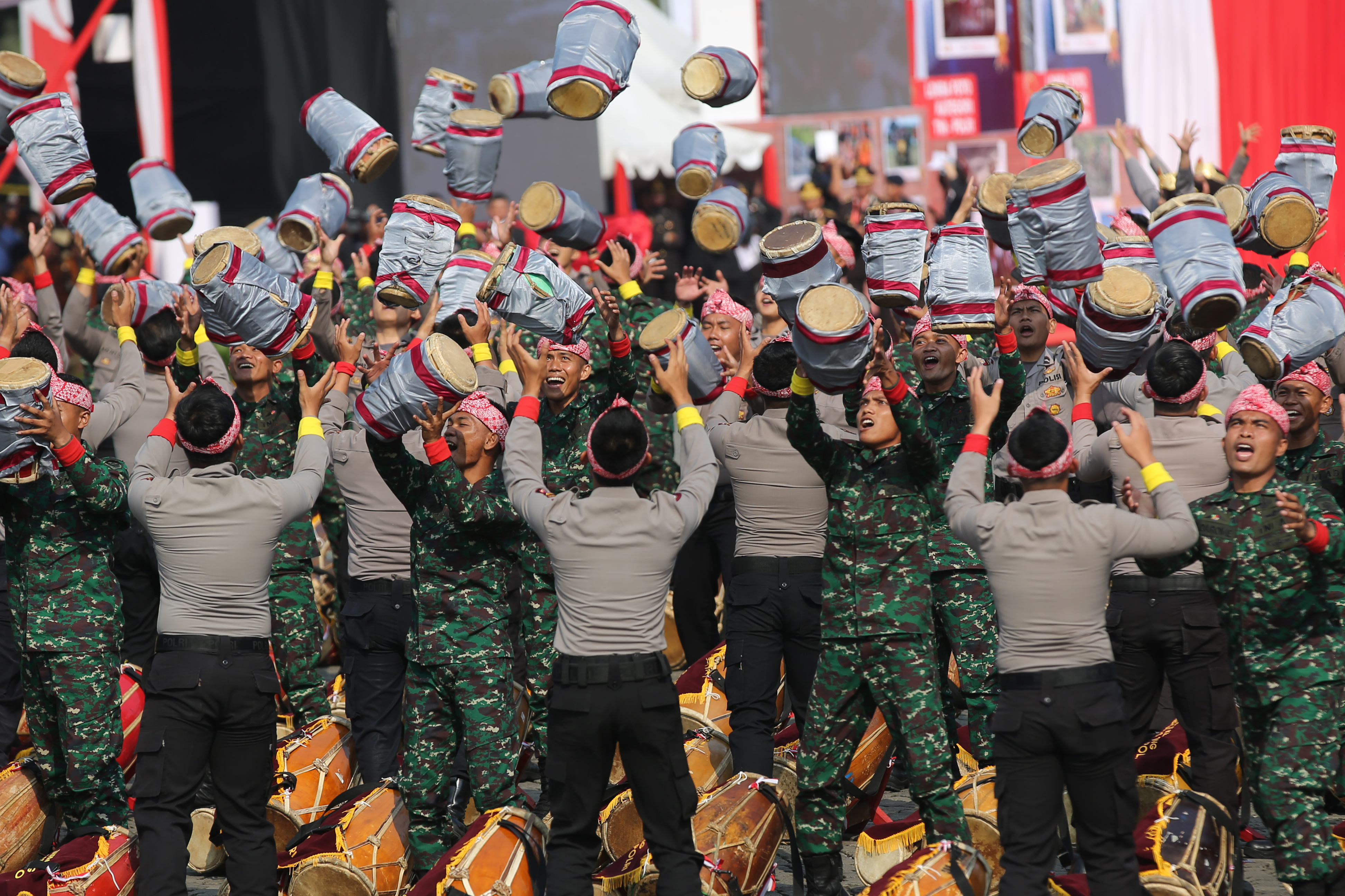 Pasukan gabungan Polri dan TNI melakukan pertunjukan musik tradisional dalam rangkaian upacara puncak perayaan HUT ke-73 Bhayangkara