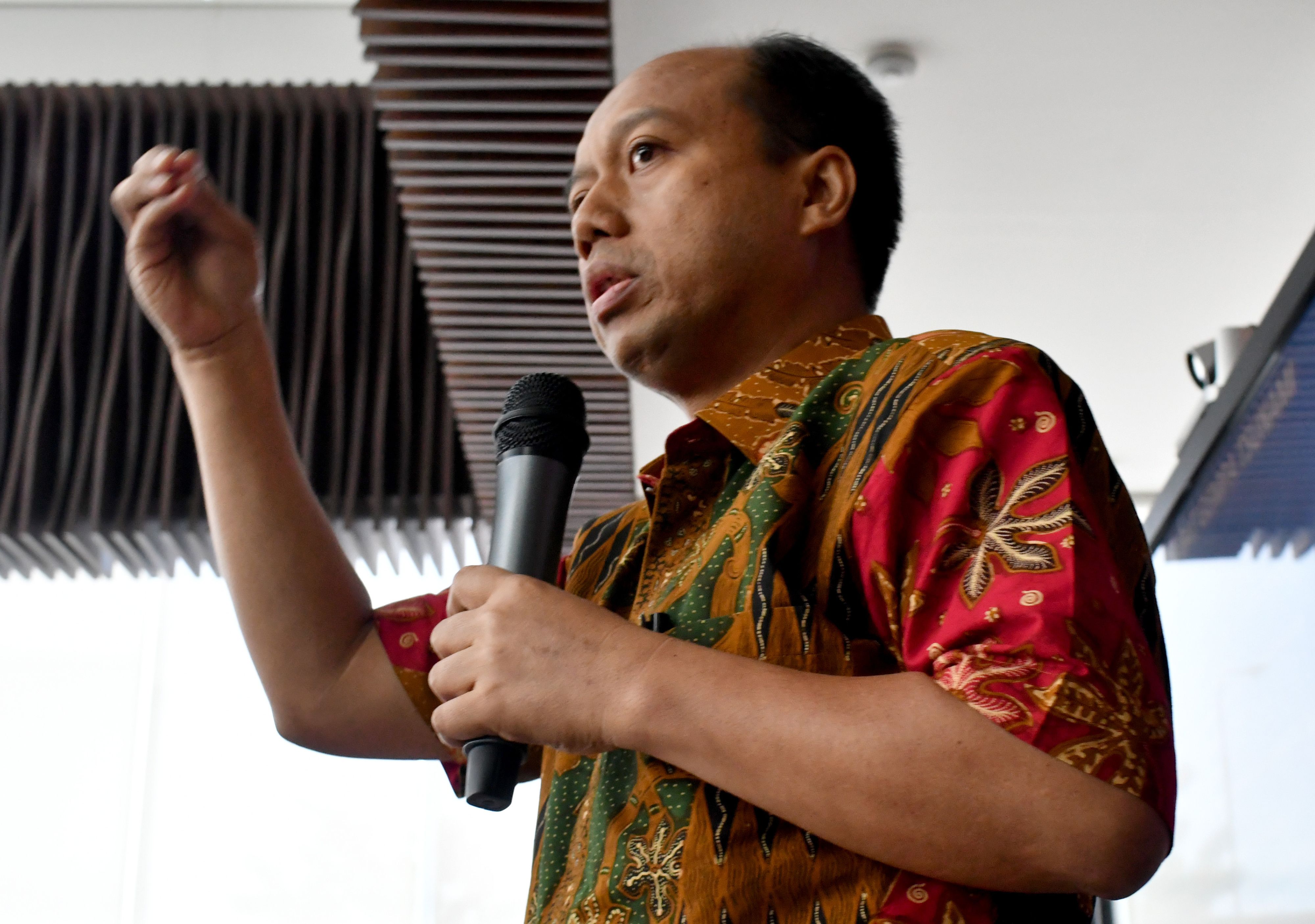 Kapusdatin dan humas BNPB Sutopo Purwo Nugorho saat memberikan keterangan pers di tengah perjuangannya melawan kanker paru-paru