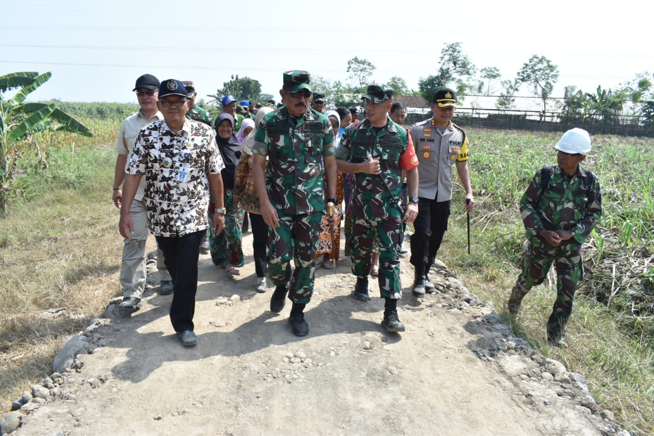 Camat Suradadi Tri Guntoro (kiri), Pangdam IV Diponegoro Mayjen TNI Mochamad Effendi (tengah) & Dandim 0712 Tegal Letkol Inf Richard Arnold