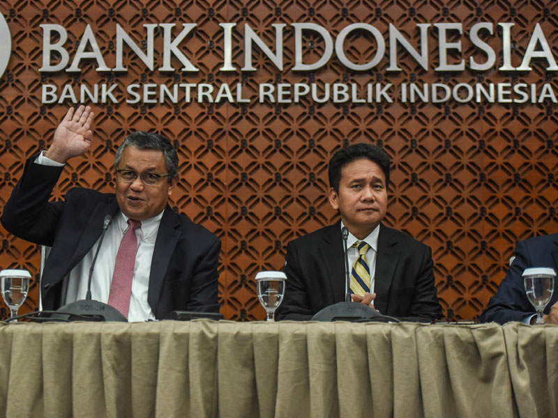 Gubernur Bank Indonesia (BI) Perry Warjiyo bersama Senior Deputi BI Mirza Adityaswara (kanan) mengumumkan hasil Rapat Dewan Gubernur (RDG).