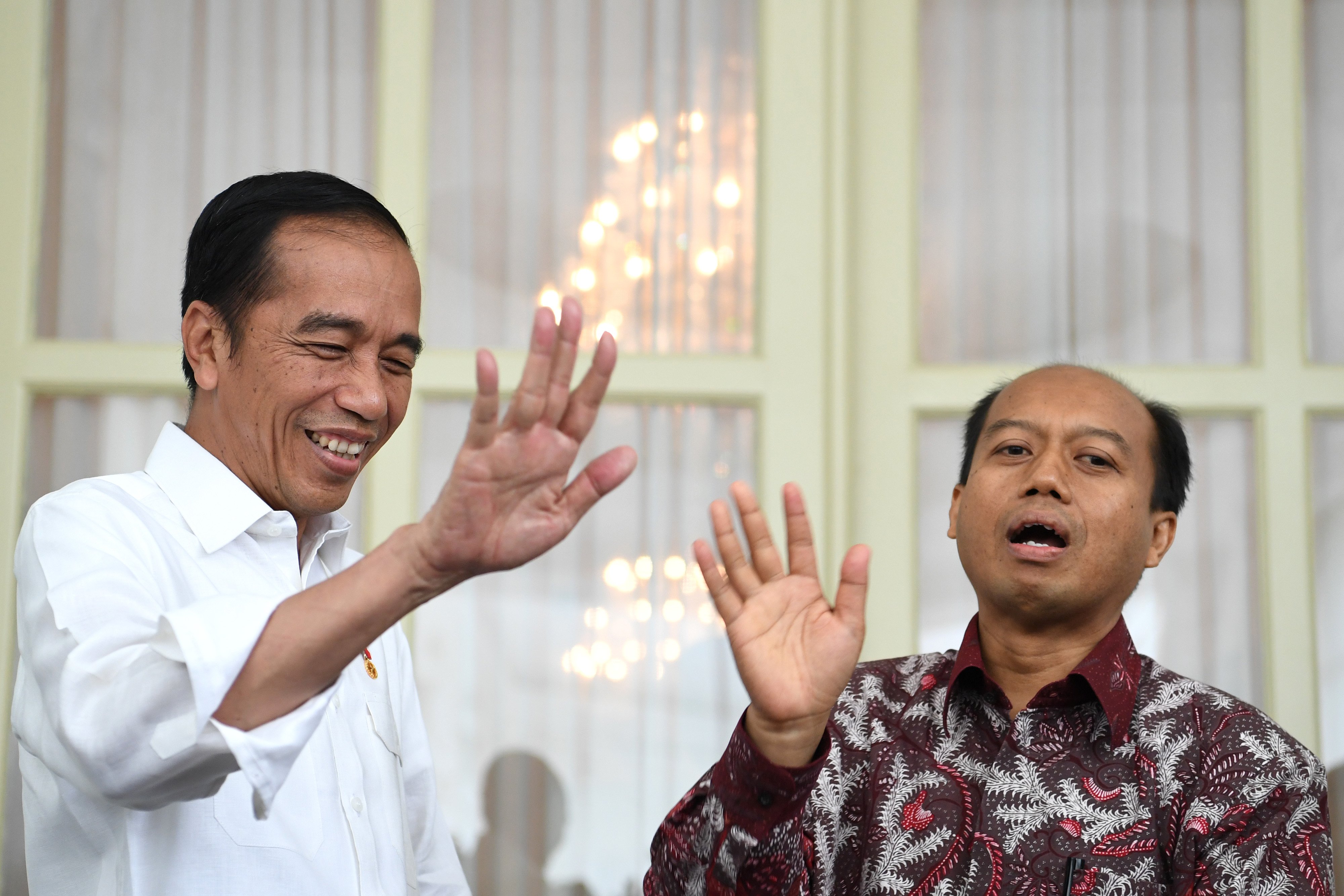 Kepala Pusat Data dan Humas BNPB Sutopo Purwo Nugroho (kanan) bersama Presiden Joko Widodo
