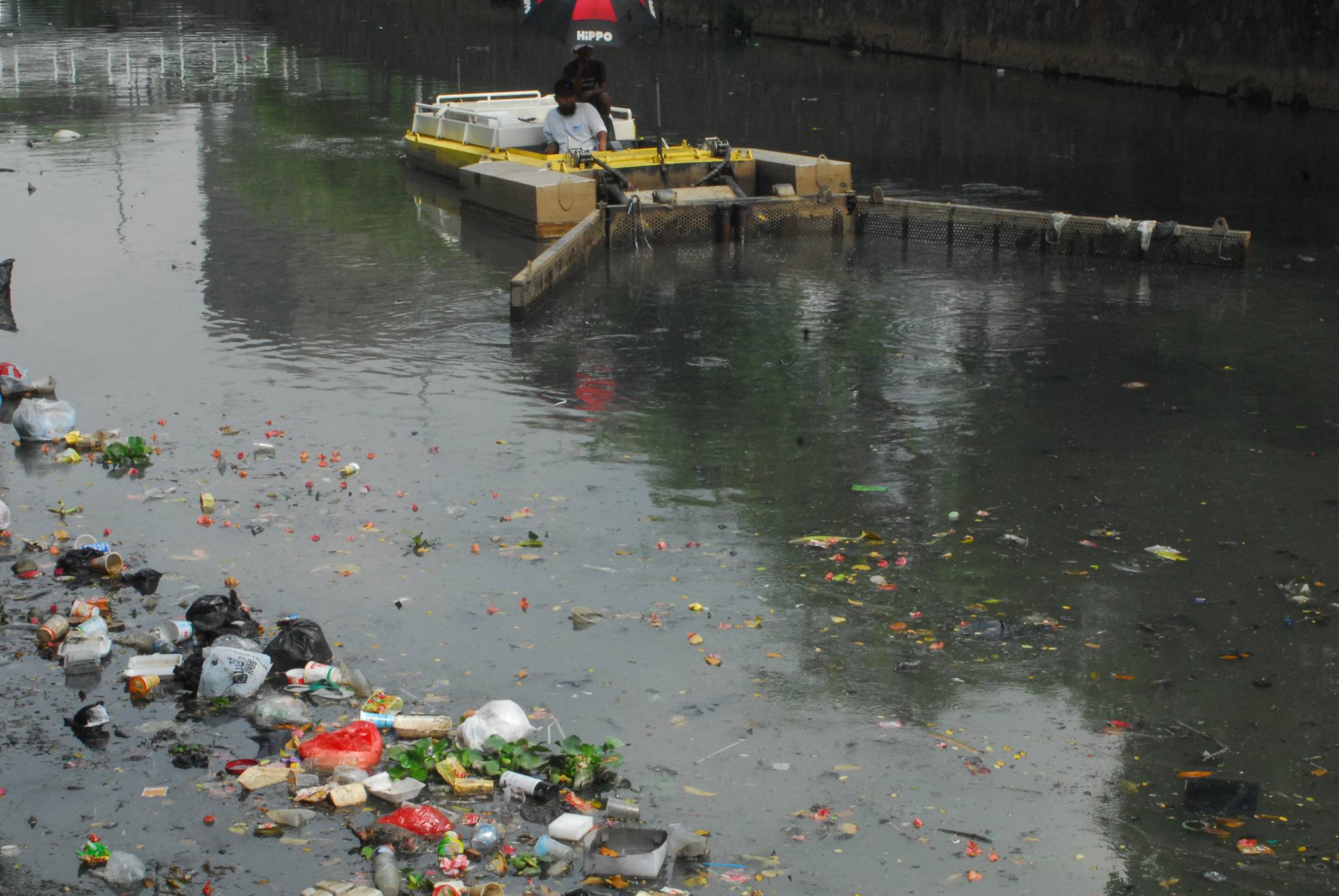 Petugas membersihkan limbah di salah satu sungai di Jakarta. Masyarakat diharapkan terbiasa untuk tidak membuang sampah sembarangan.