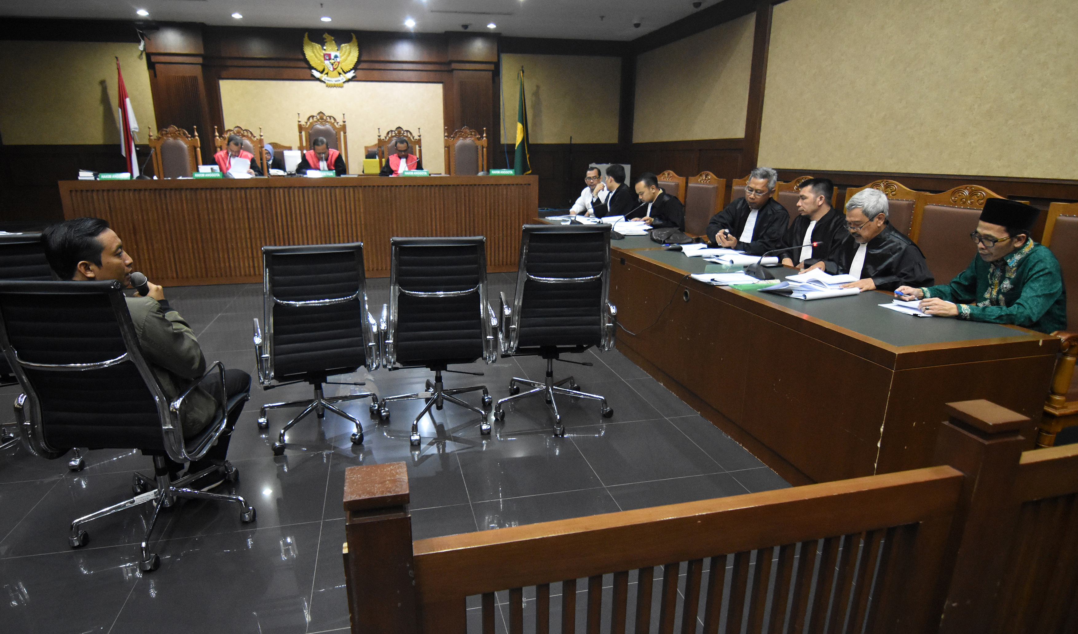 Kepala Kantor Kemenag Gresik Muafaq Wirahadi saat menjalani sidang tuntutan