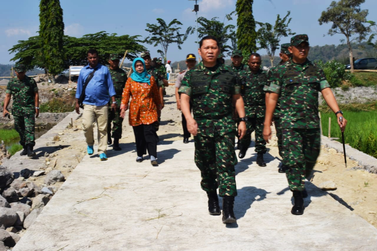 Danrem 074/Warastratama Kolonel (Inf) Rafael Granada Baay (kiri) didampingi Dandim 0723/Klaten Letkol (Inf) Eko Setyawan meninjau TMMD.
