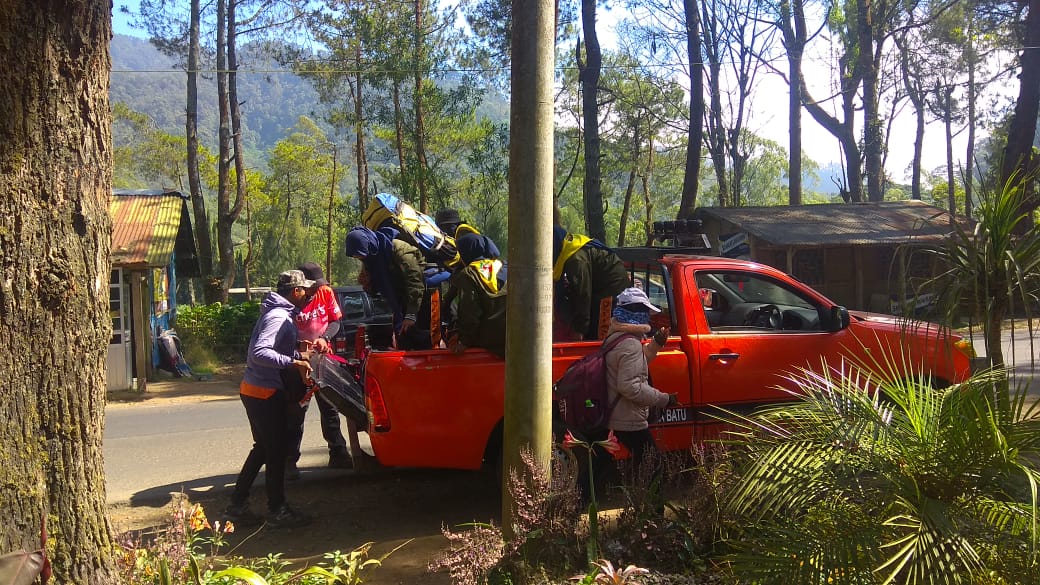 BPBD Kota Batu membantu evakuasi para pendaki Gunung Arjuno, Senin (29/7).