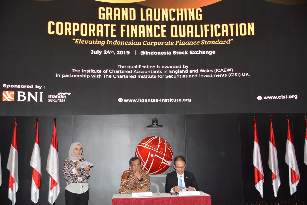 Managing Director Fidelitas, David Bingei dan Rinaldi Firmansyah, di Gedung Bursa Efek Indonesia pada Rabu (24/7).