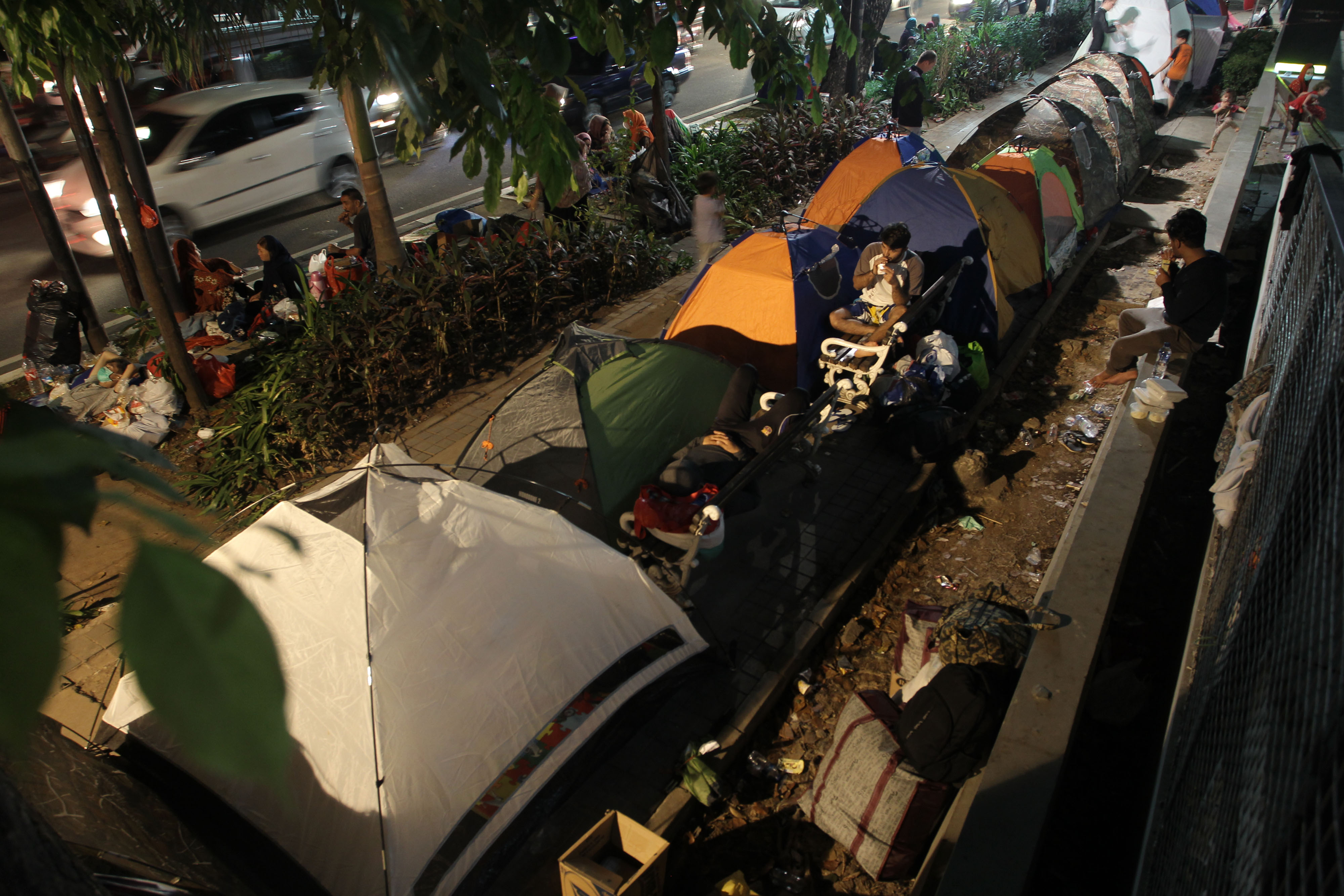  Puluhan tenda milik pencari suaka penuhi trotoar depan Masjid Ar Rayyan, Kementrian BUMN, Jalan Kebon Sirih, Jakarta, Rabu (10/7).