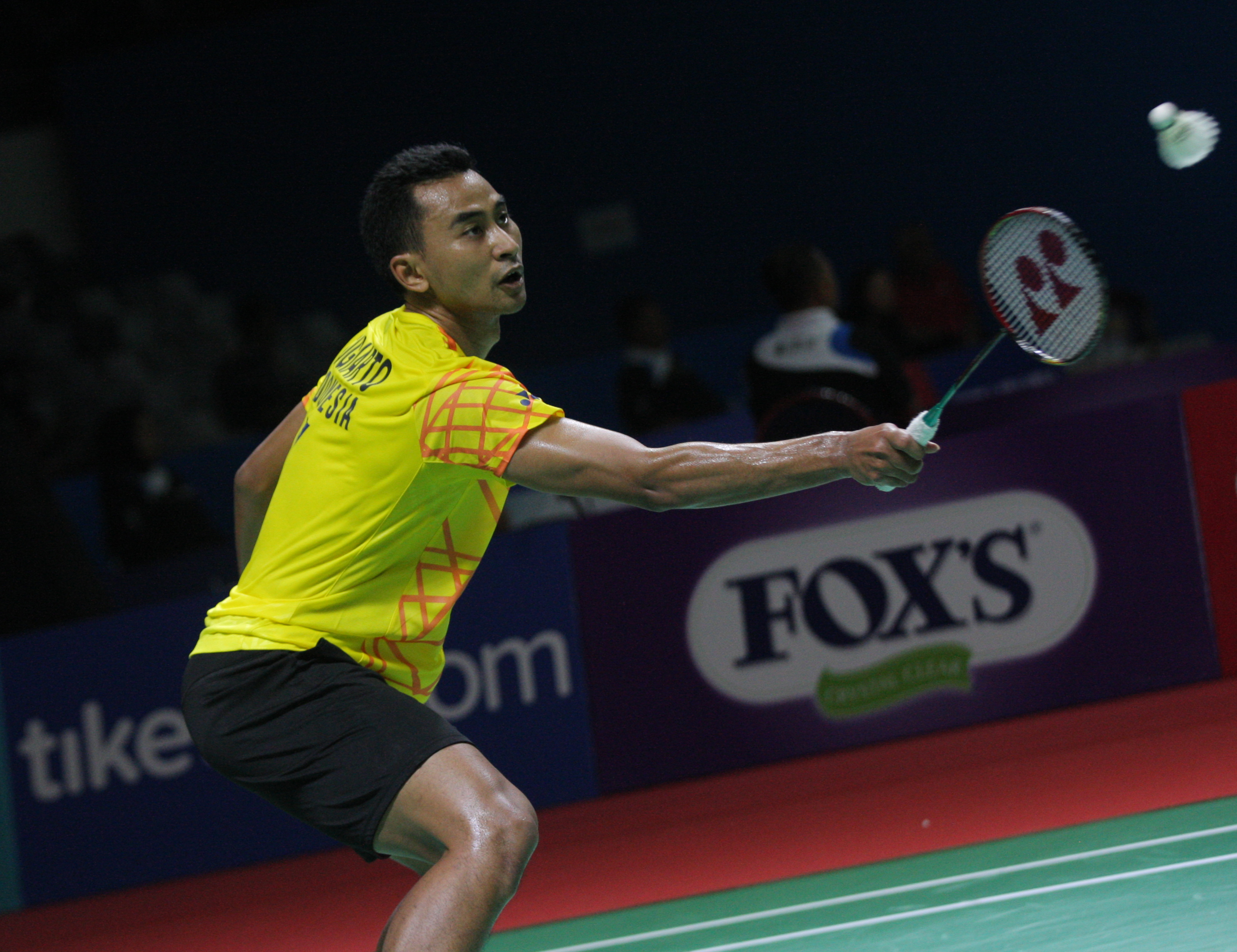 Aksi Tommy Sugiarto saat melawan Chen Long dari Tiongkok di babak pertama. 