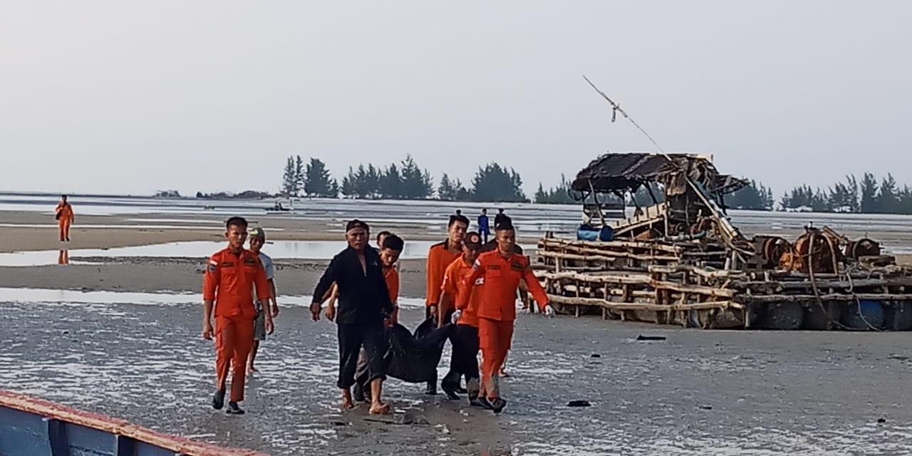 Tim Gabungan membawa jenazah korban pekerja tambang yang tewas di perairanDusun Batu Ampar, Bangka, Rabu (3/7). 
