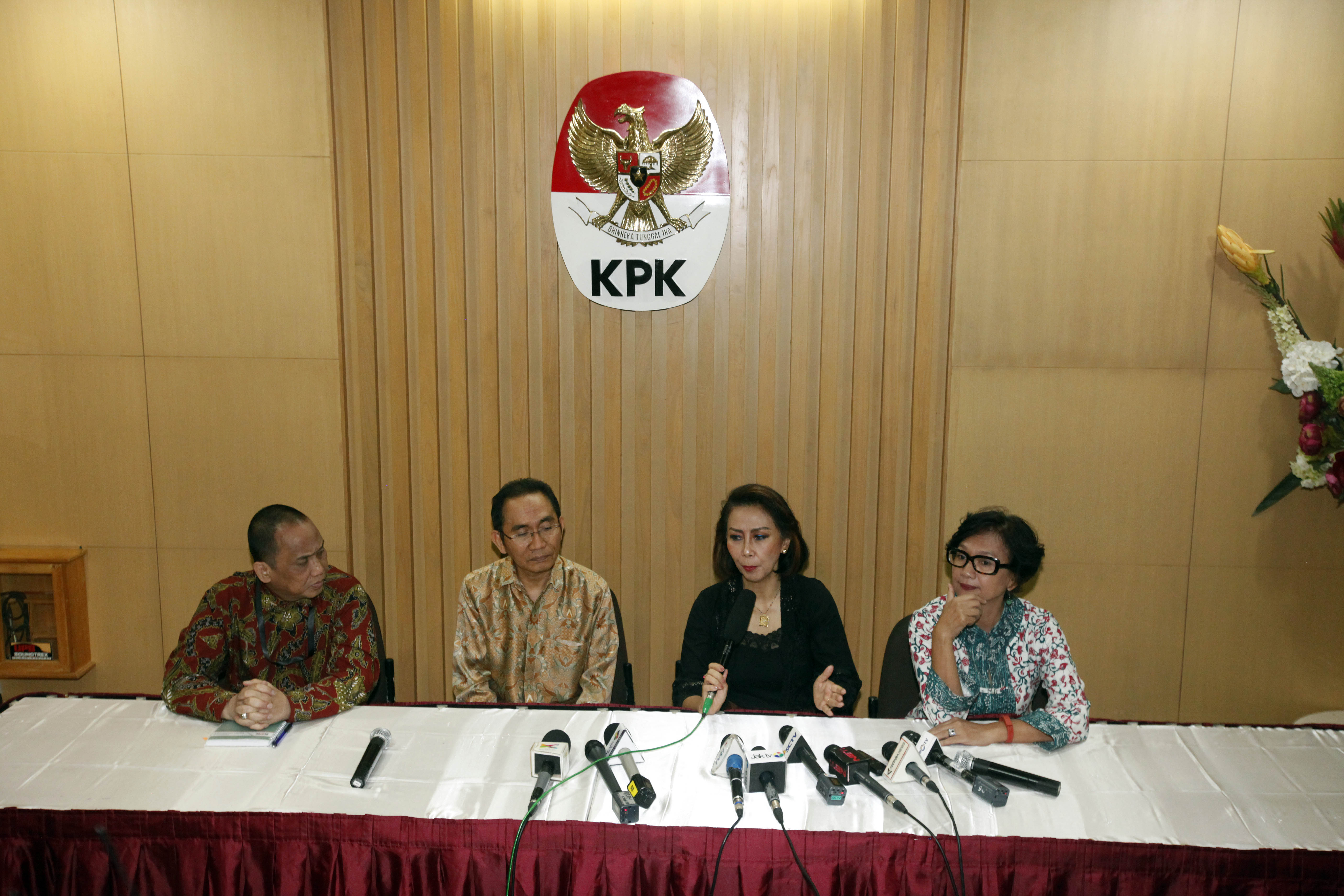 Dua anggota panitia seleksi calon pemimpin Komisi Pemberantasan Korupsi Yenti Garnasih (kedua kanan) dan Natalia Subagyo (kanan) bersama Wak