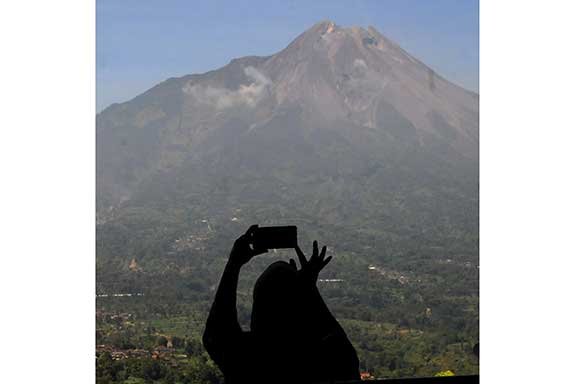 Warga melihat pemandangan Gunung Merapi di kawasan Magelang, Jawa Tengah