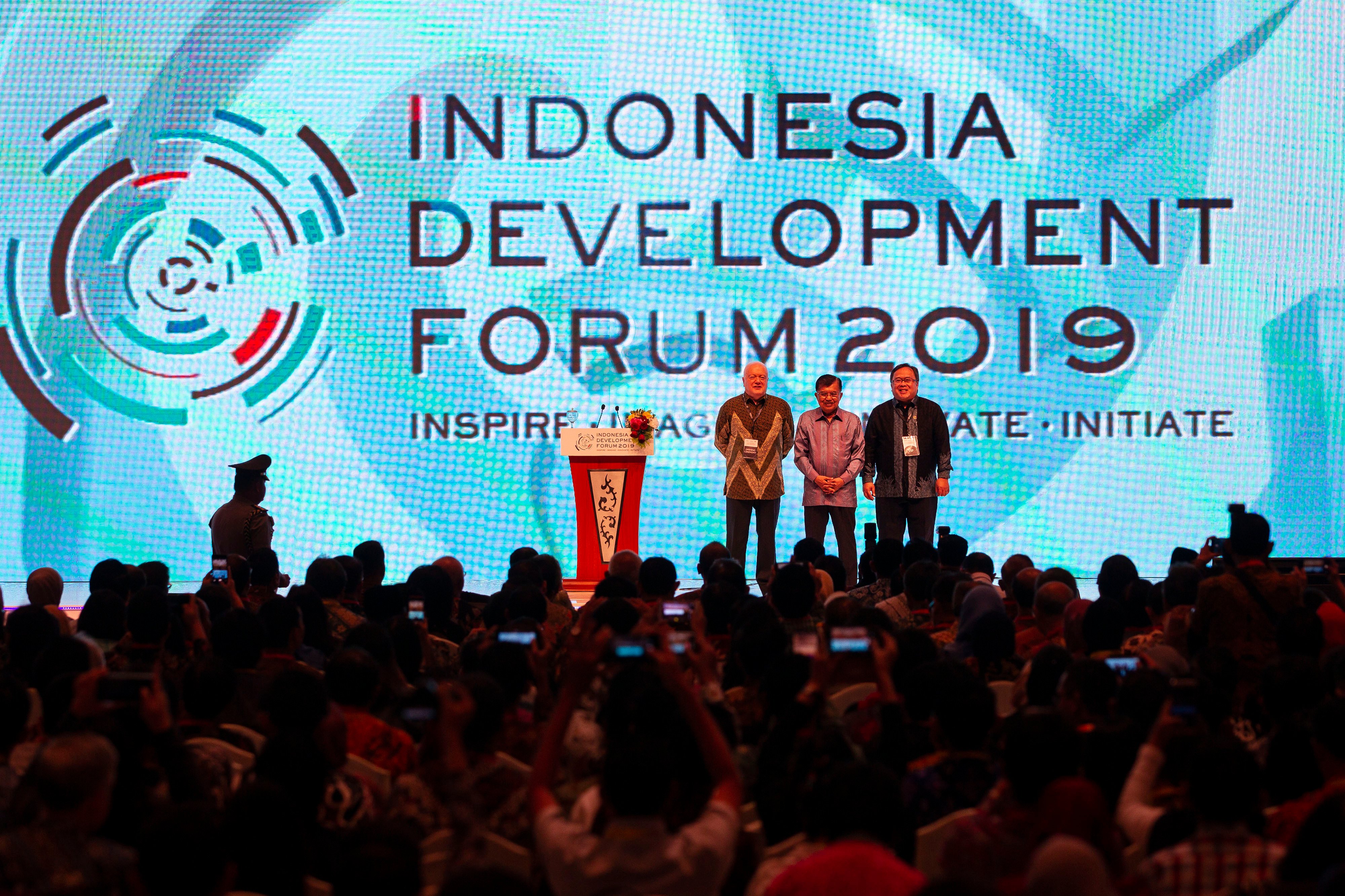  Wapres Jusuf Kalla (tengah) bersama Menteri PPN Bambang Brodjonegoro (kanan) dan Dubes Australia Gary Quinlan (kiri) saat membuka IDF 2019.