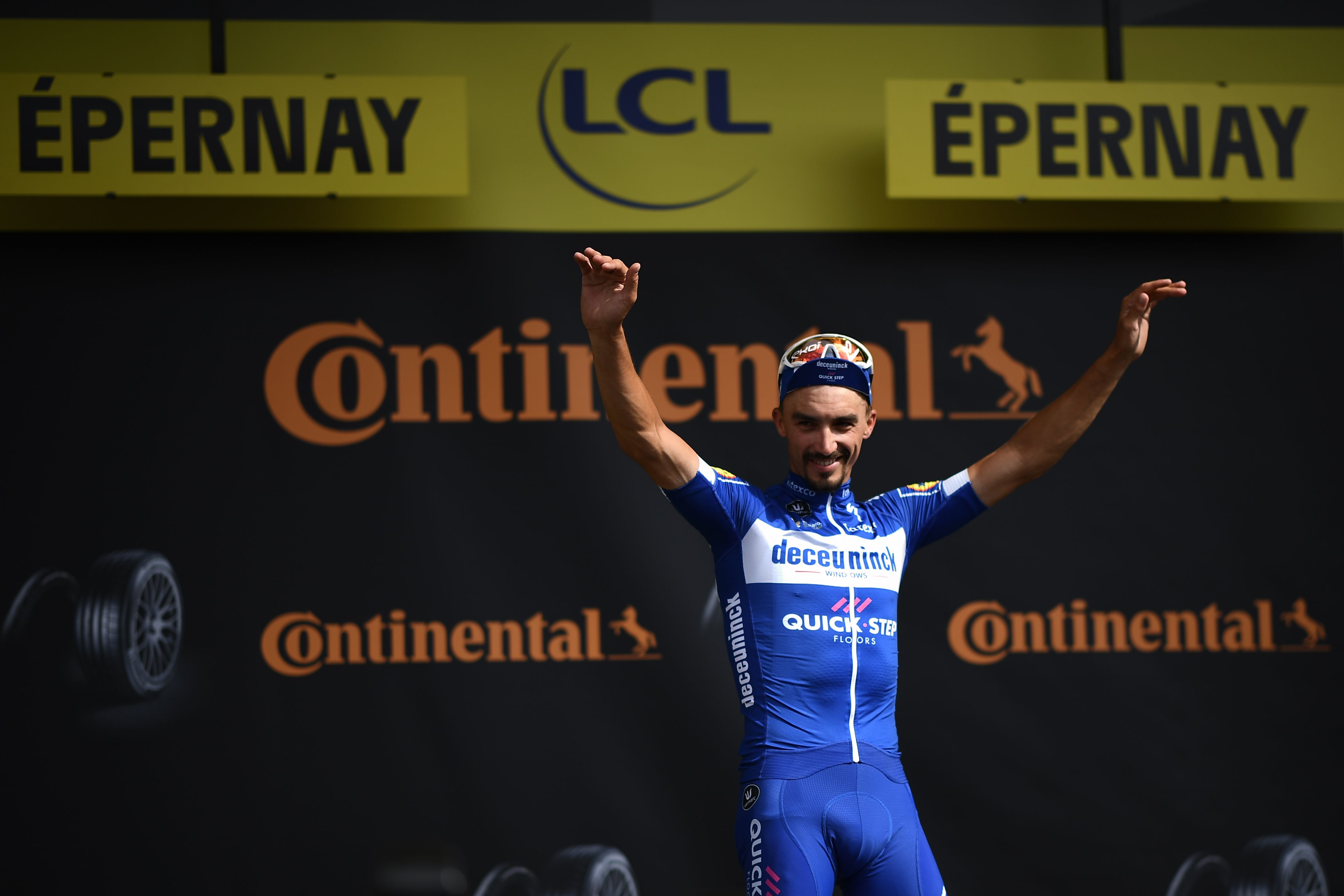 Pembalap Julian ALaphilippe merayakan kemenangannya di etape tiga Tour de France 2019