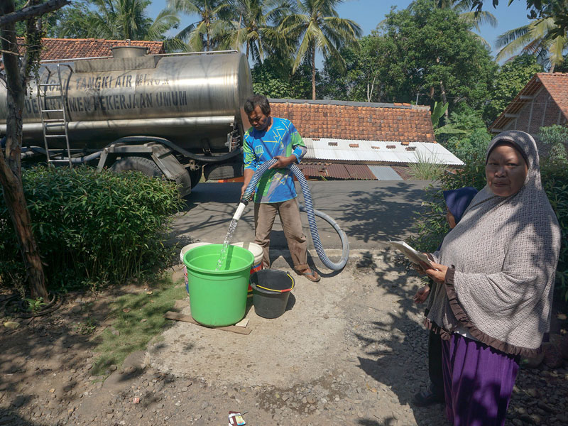 BPBD Banyumas, Jawa Tengah menyuplai kebutuhan air bersih di Desa Kediri, Kecamatan Karanglewas.