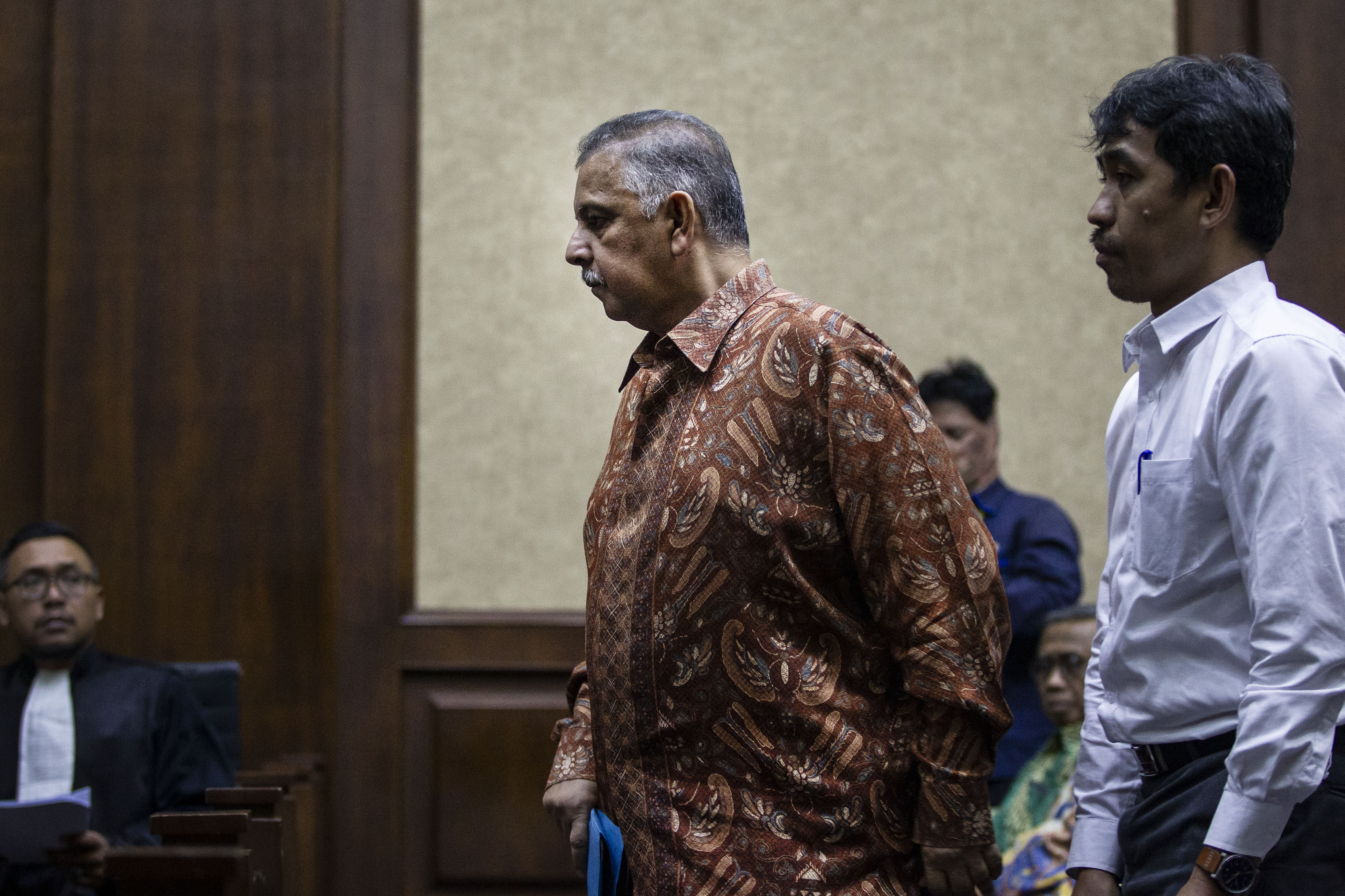 Terdakwa kasus dugaan suap proyek PLTU Riau-1 mantan Dirut PLN Sofyan Basir (kedua kanan). 
