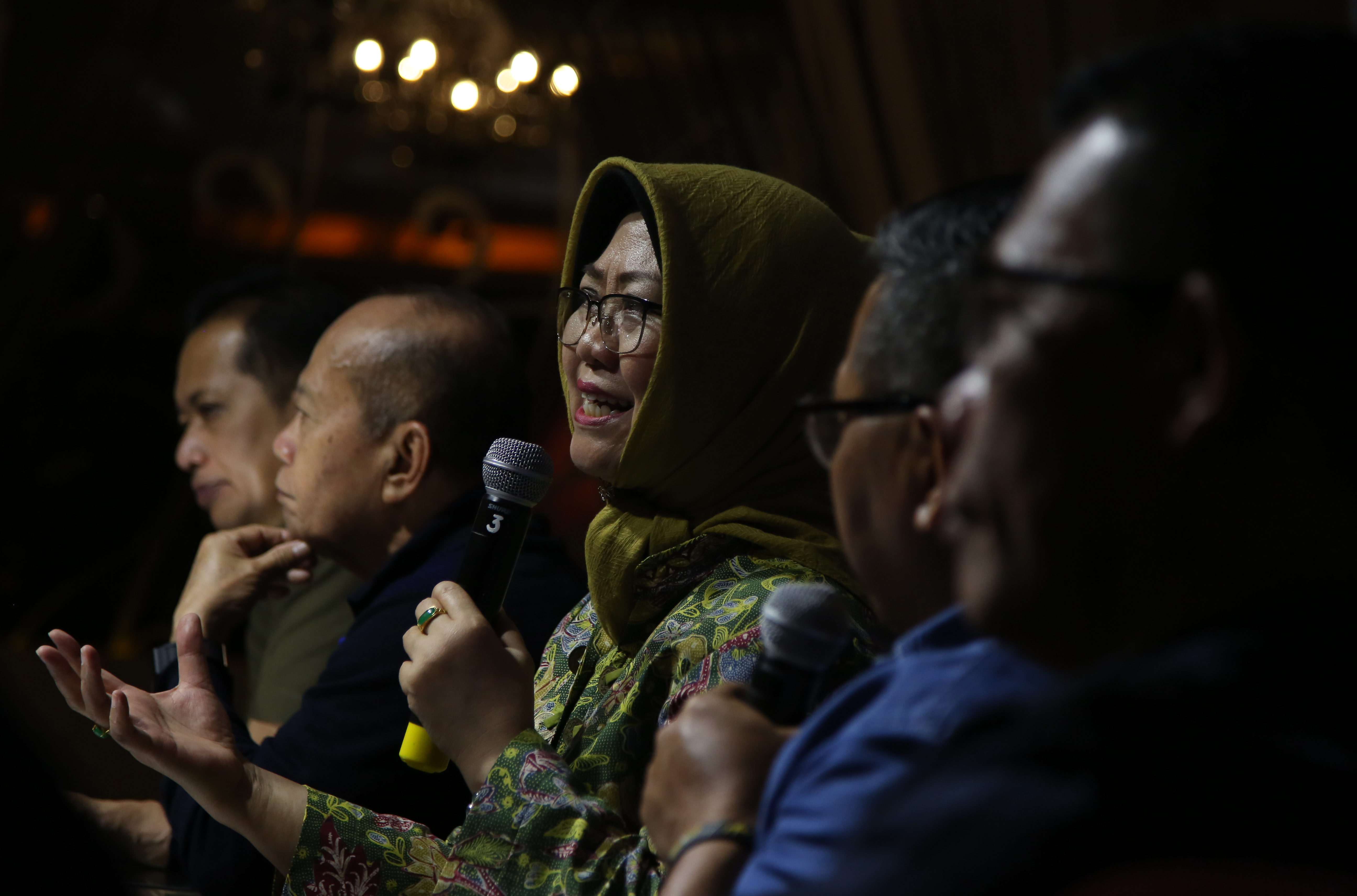  Pakar Politik Siti Zuhro (tengah) memberi penjelasan saat diskusi di Jakarta, Sabtu (27/7). 