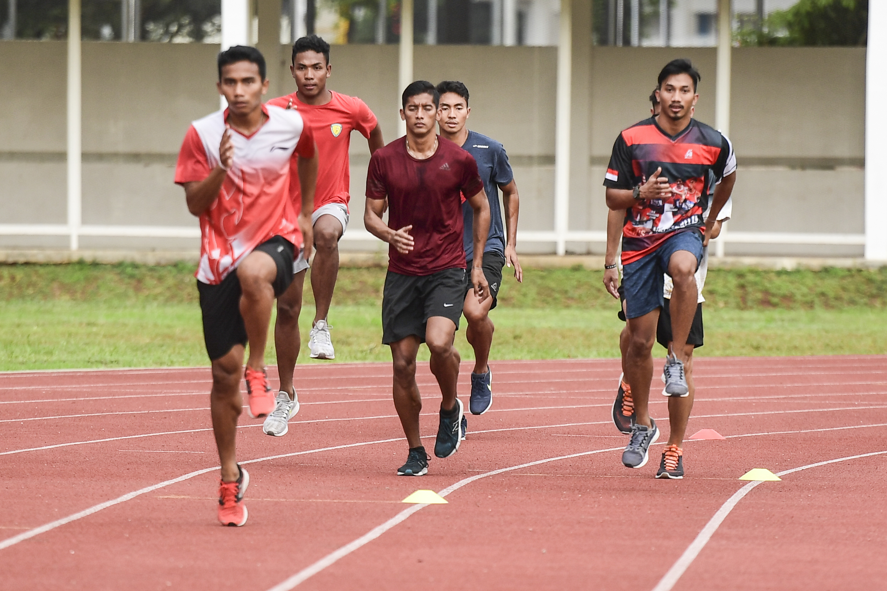 Tim estafet 4x100 meter putra Indonesia mengikuti latihan di Stadion Madya, Gelora Bung Karno, Selasa (7/5). 