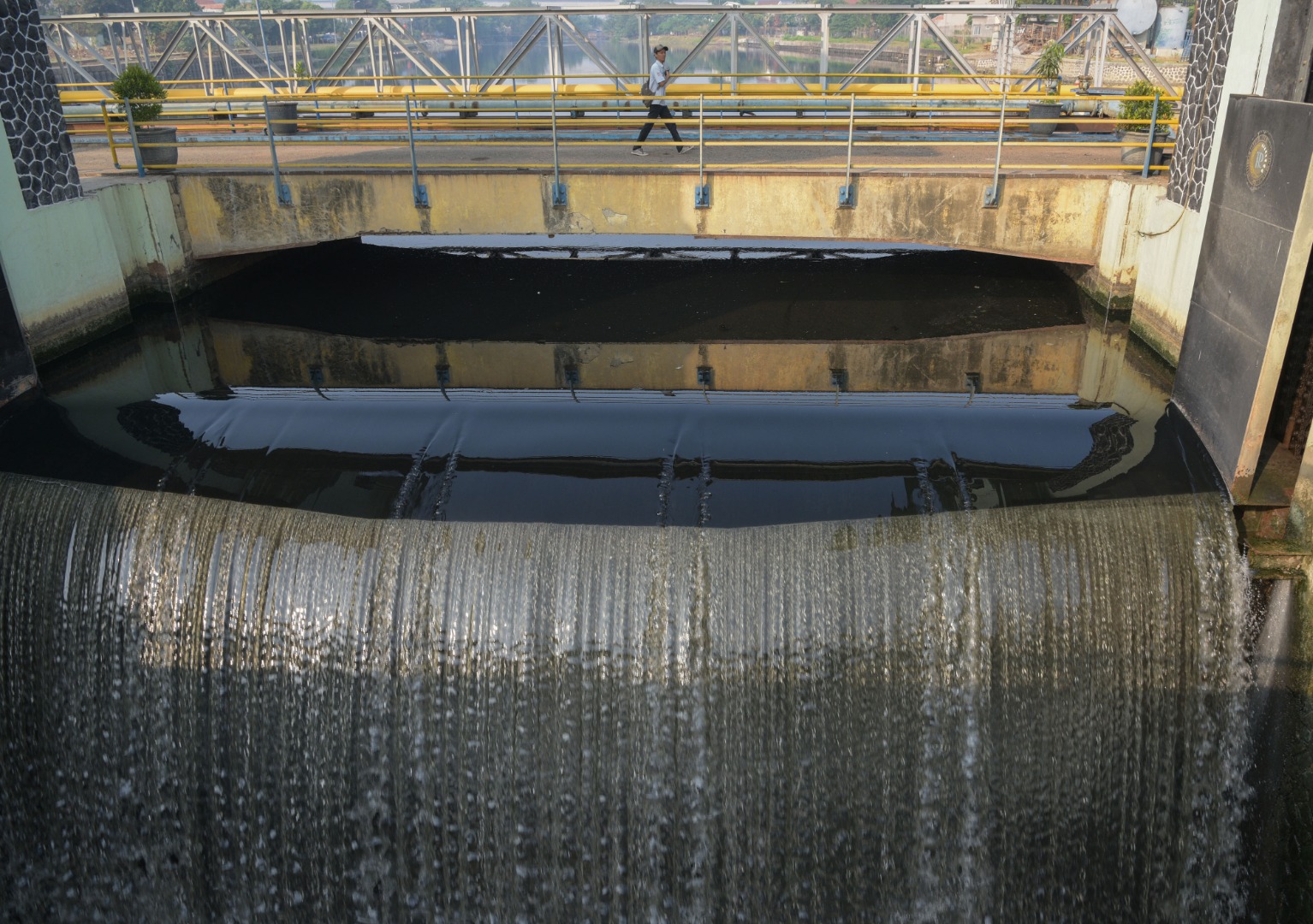 Air kali Bekasi terlihat berwarna hitam di kawasan bendungan kali Bekasi, jalan M Hasibuan, Kota Bekasi, Jawa Barat.