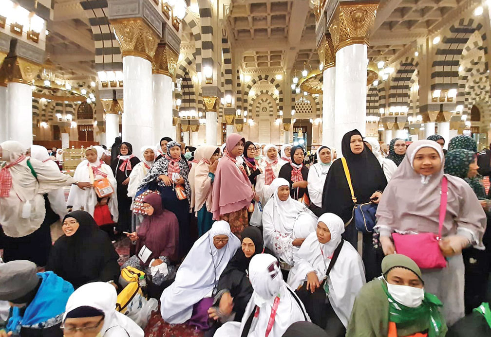  Jemaah haji Indonesia saat menunggu giliran menuju Raudhah di Masjid Nabawi, Madinah, kemarin. 