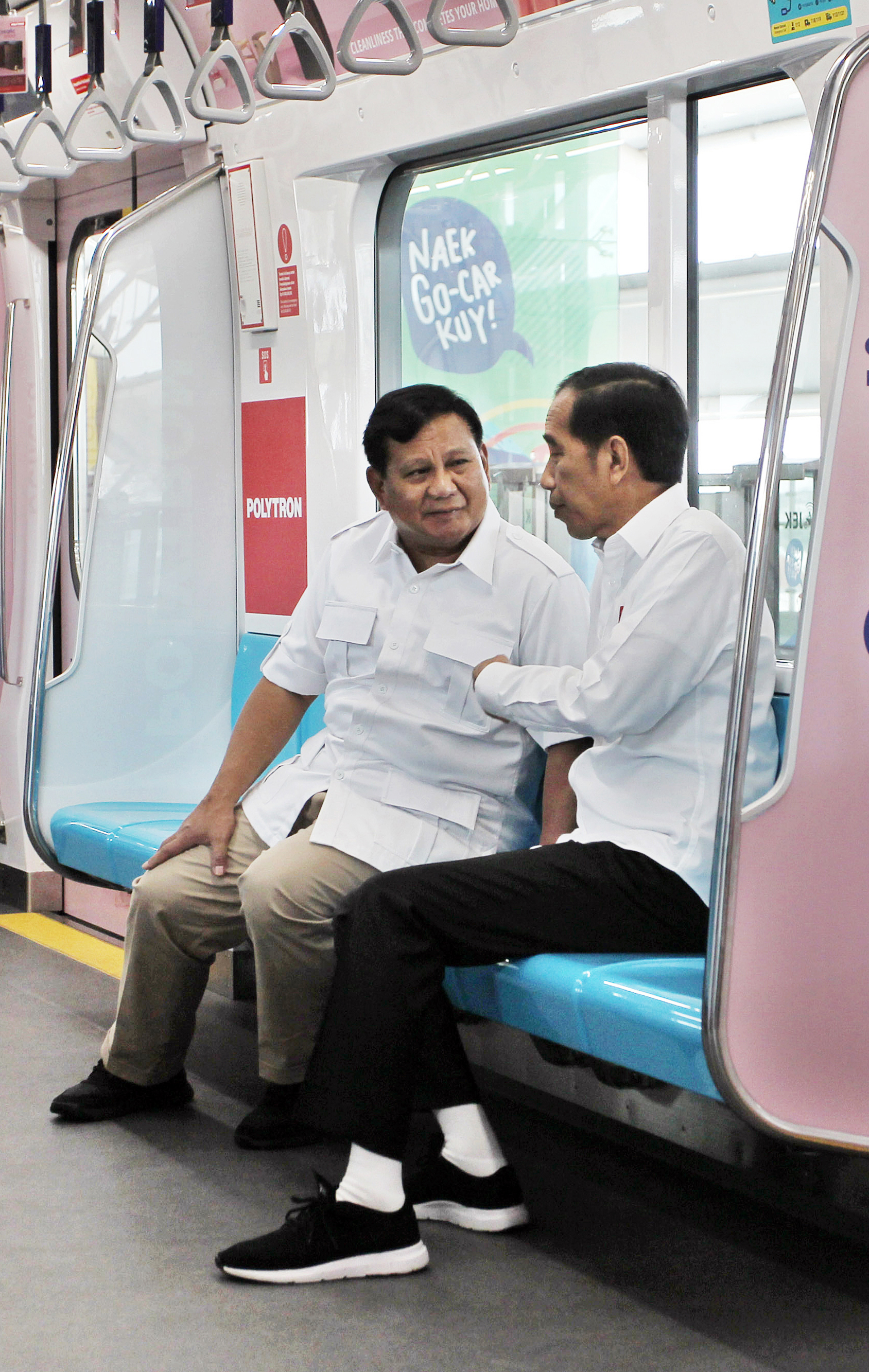 Presiden Joko Widodo (kanan) berbincang bersama Prabowo Subianto (kiri) saat berada dalam gerbong MRT 
