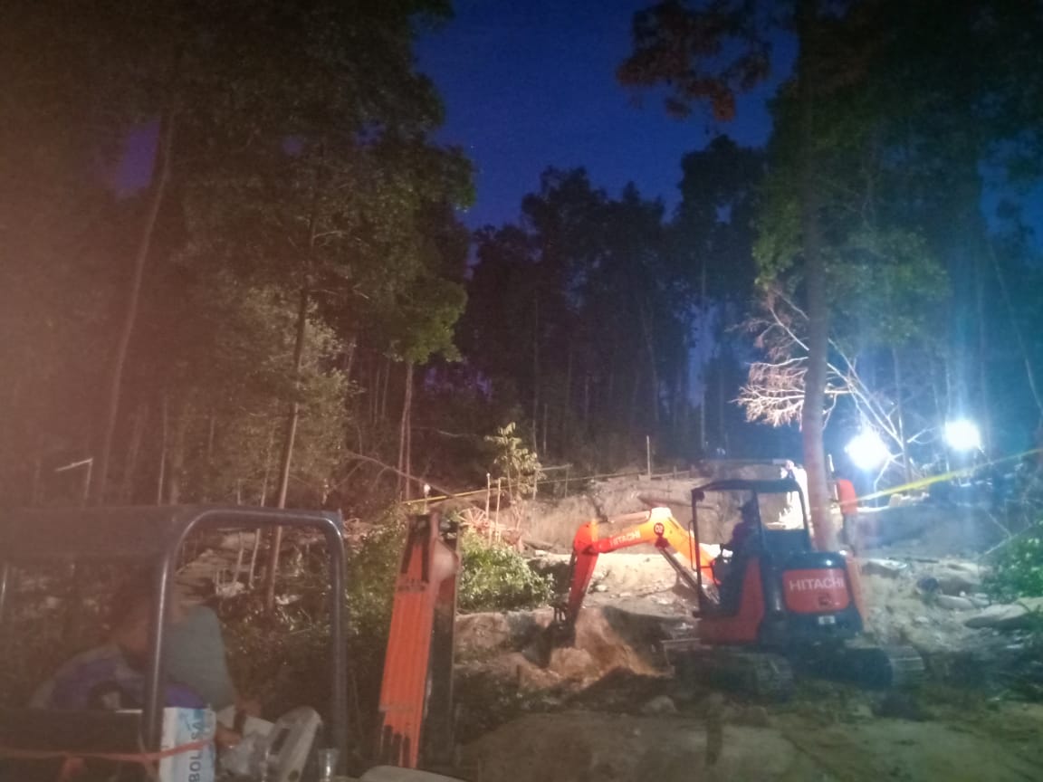 Tim gabungan mencari dua penambang terkubur longsoran tambang di Bukit Panjang, Desa Mayang Kabupaten Bangka Barat, Selasa (30/7) malam. 