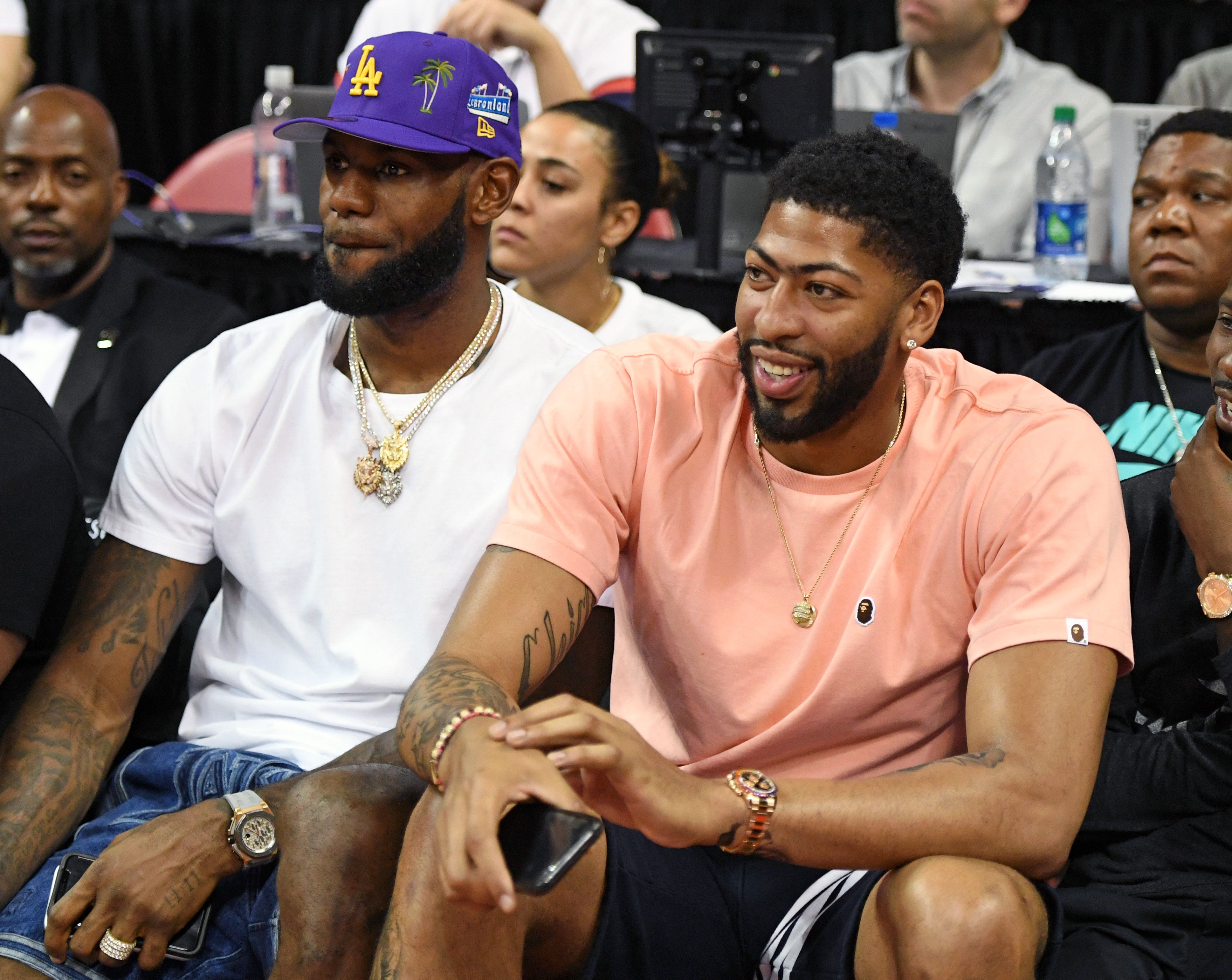 Anthony Davis (kanan) bersama LeBron James menonton NBA Summer League