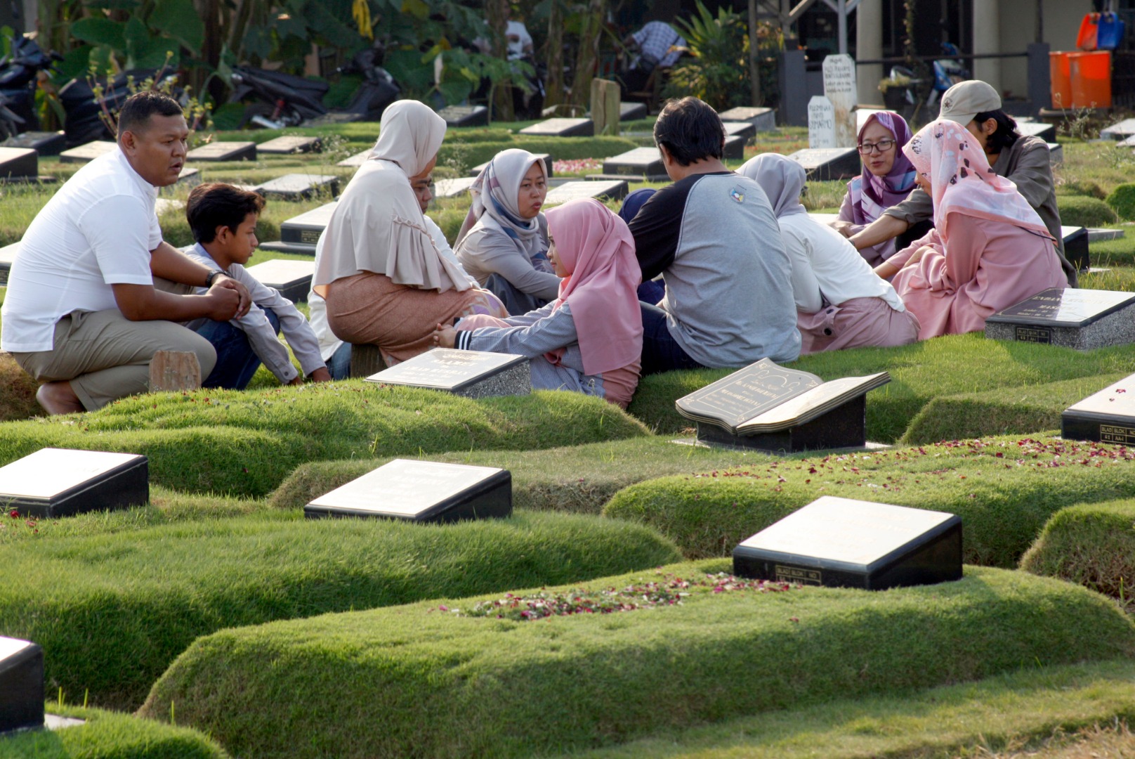  Warga berdoa di makam keluarga saat ziarah kubur di Tempat Pemakaman Umum (TPU) Pondok Ranggon, Jakarta
