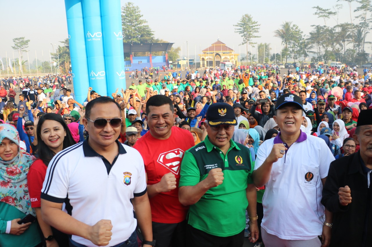 Ribuan warga Kabupaten Malang, Jawa Timur, bersama Forum Koordinasi Pimpinan Daerah (Forkopimda) deklarasi persatuan di Stadion Kanjuruhan