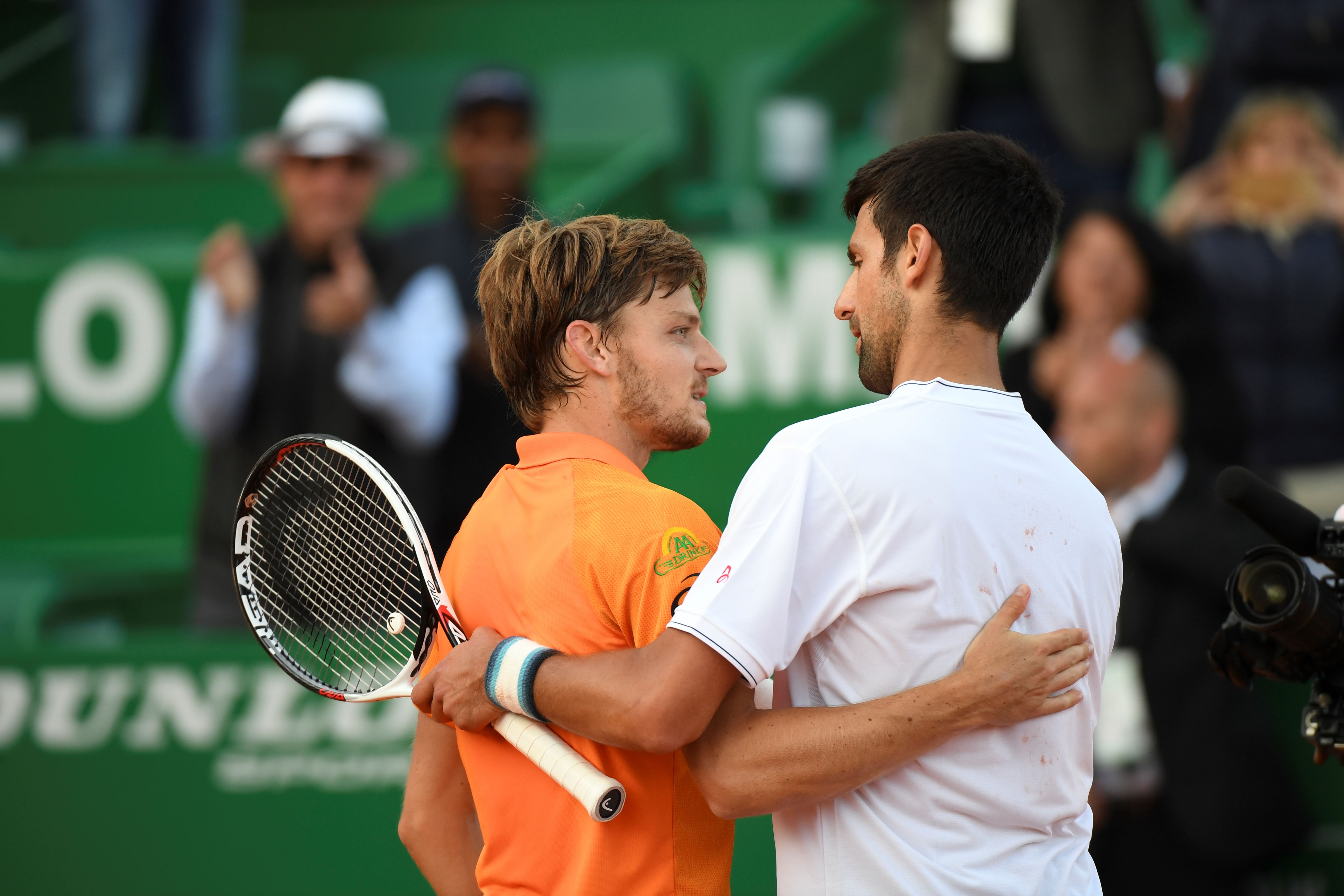 Petenis Serbia Novak Djokovic (kanan) memberi selamat kepada petenis Belgia David Goffin Turnamen Seri Master ATP Monte-Carlo, 21 April 2017