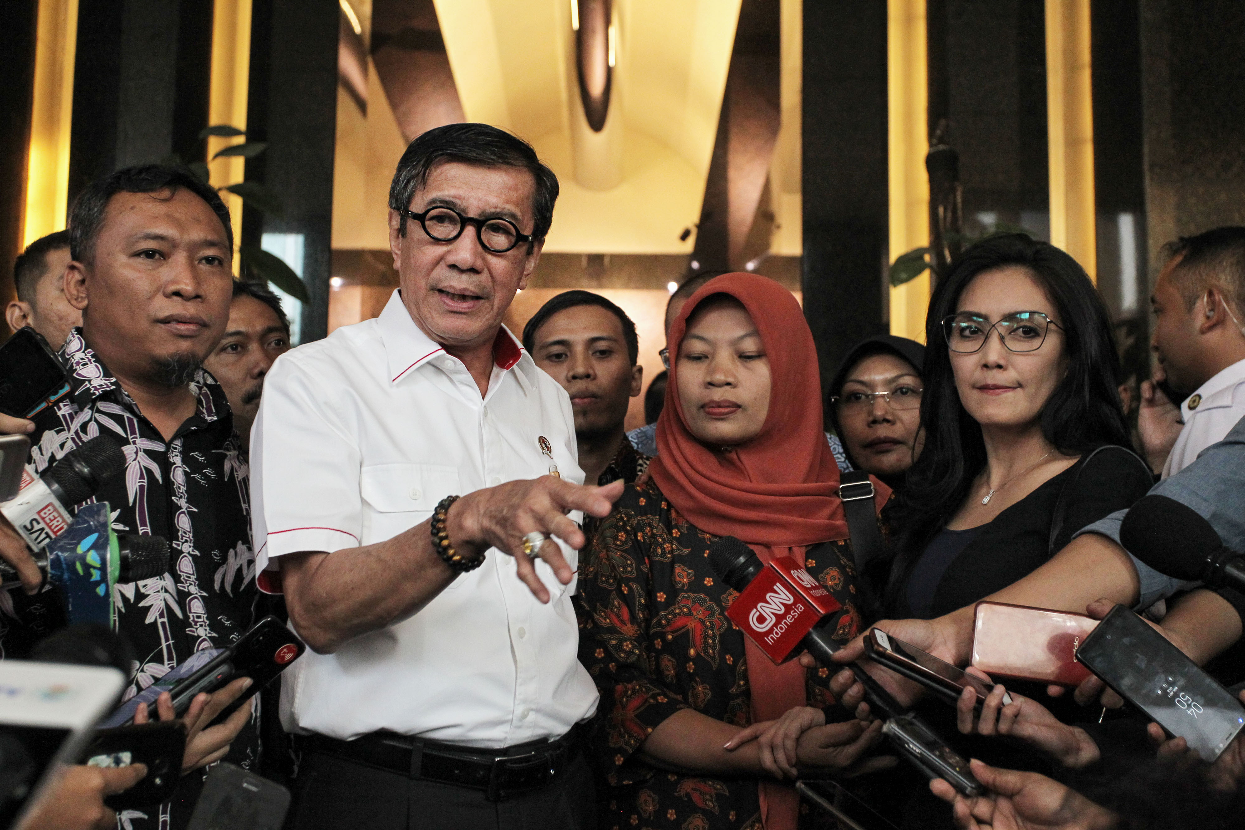 Menteri Hukum dan HAM Yasonna Laoly (kedua dari kiri) dan Baiq Nuril (kedua dari kanan).