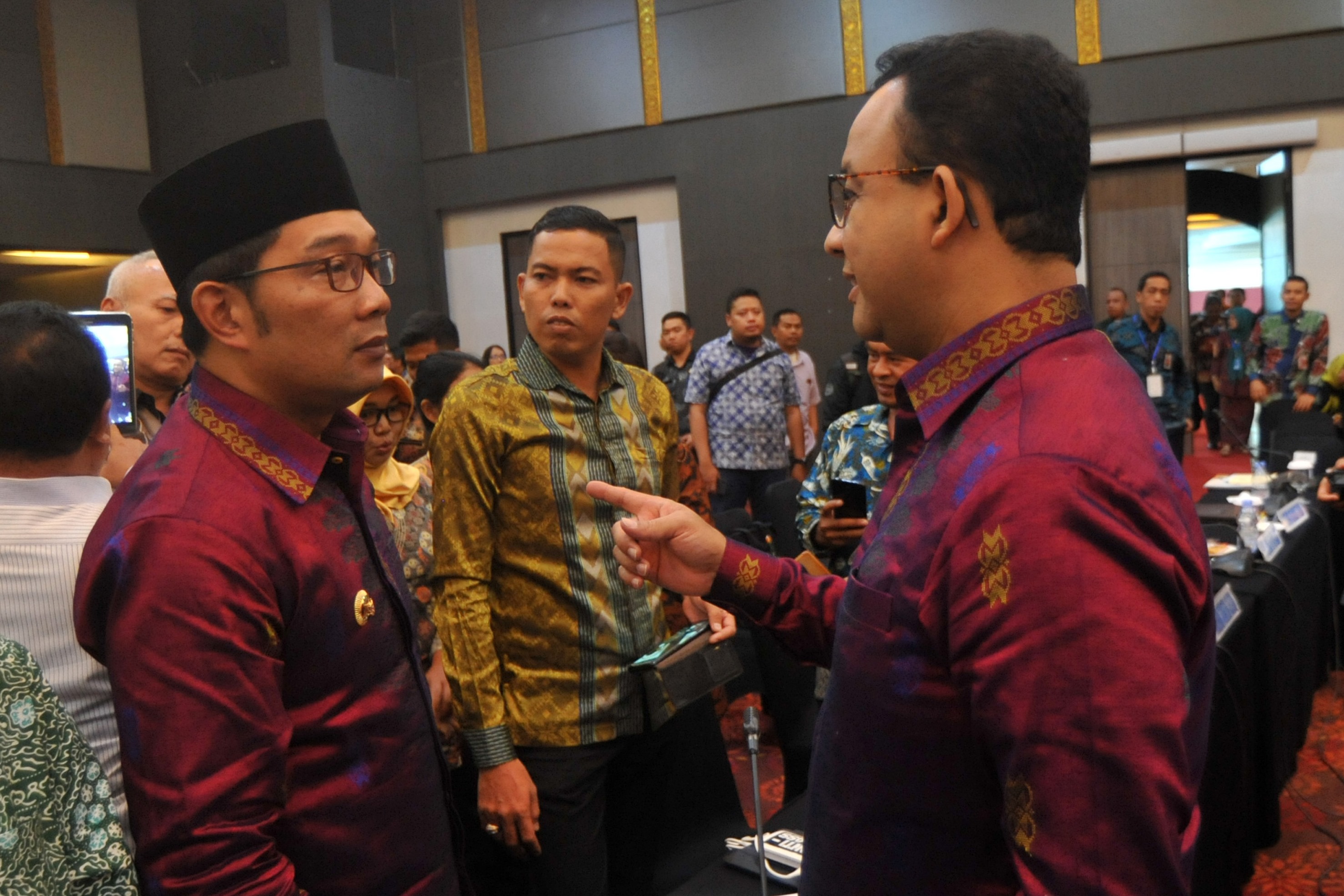 Gubernur Jabar Ridwan Kamil (kanan) dan Gubernur DKI Jakarta Anies Baswedan (kanan)