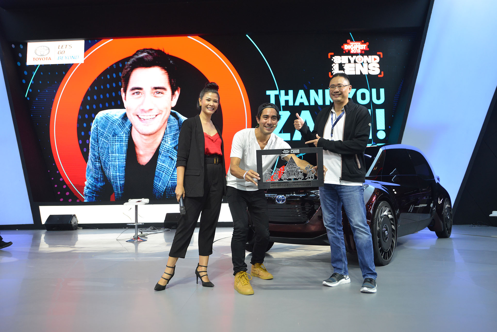  Digital content creator internasional sekaligus youtuber,  Zach King (tengah) tampil di  Toyota Digital Festival.