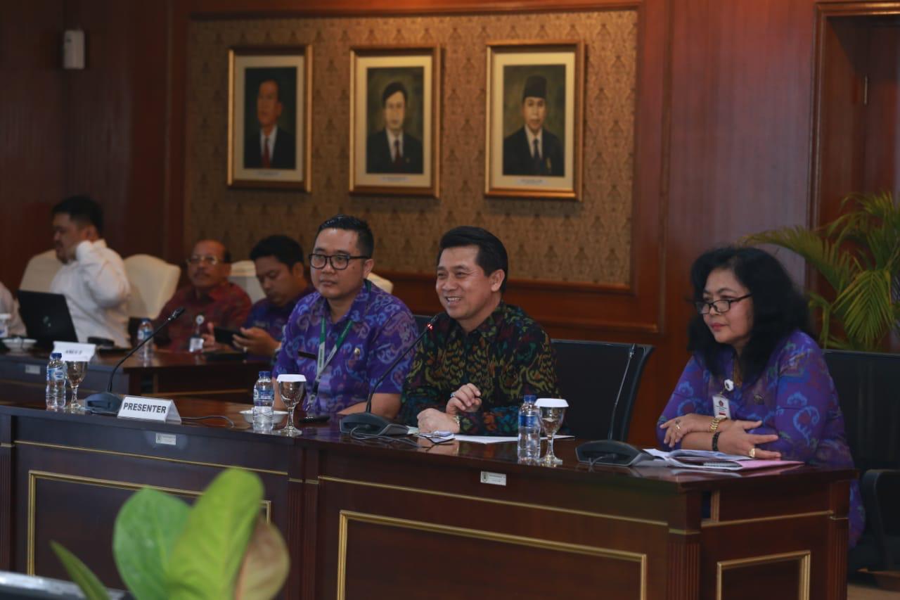 Bupati Klungkung Bali, I Nyoman Suwirta (tengah saat melakukan presentasi program Kris kepada panelis Top 45 Sinovik
