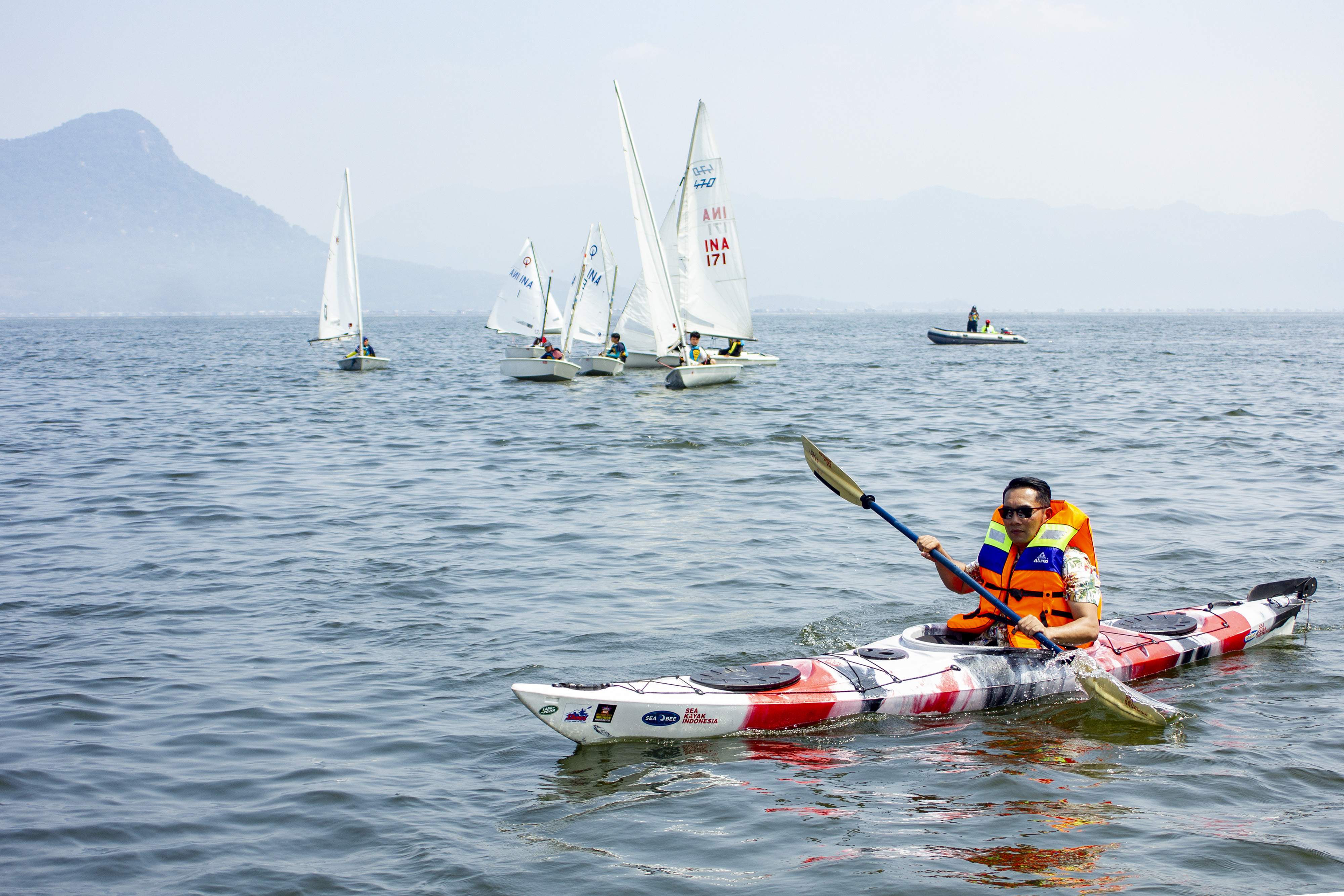Gubernur Jawa Barat, Ridwan Kamil mengayuh perahu kayak sambil menikmati panorama waduk Jatiluhur, Minggu (14/7). 