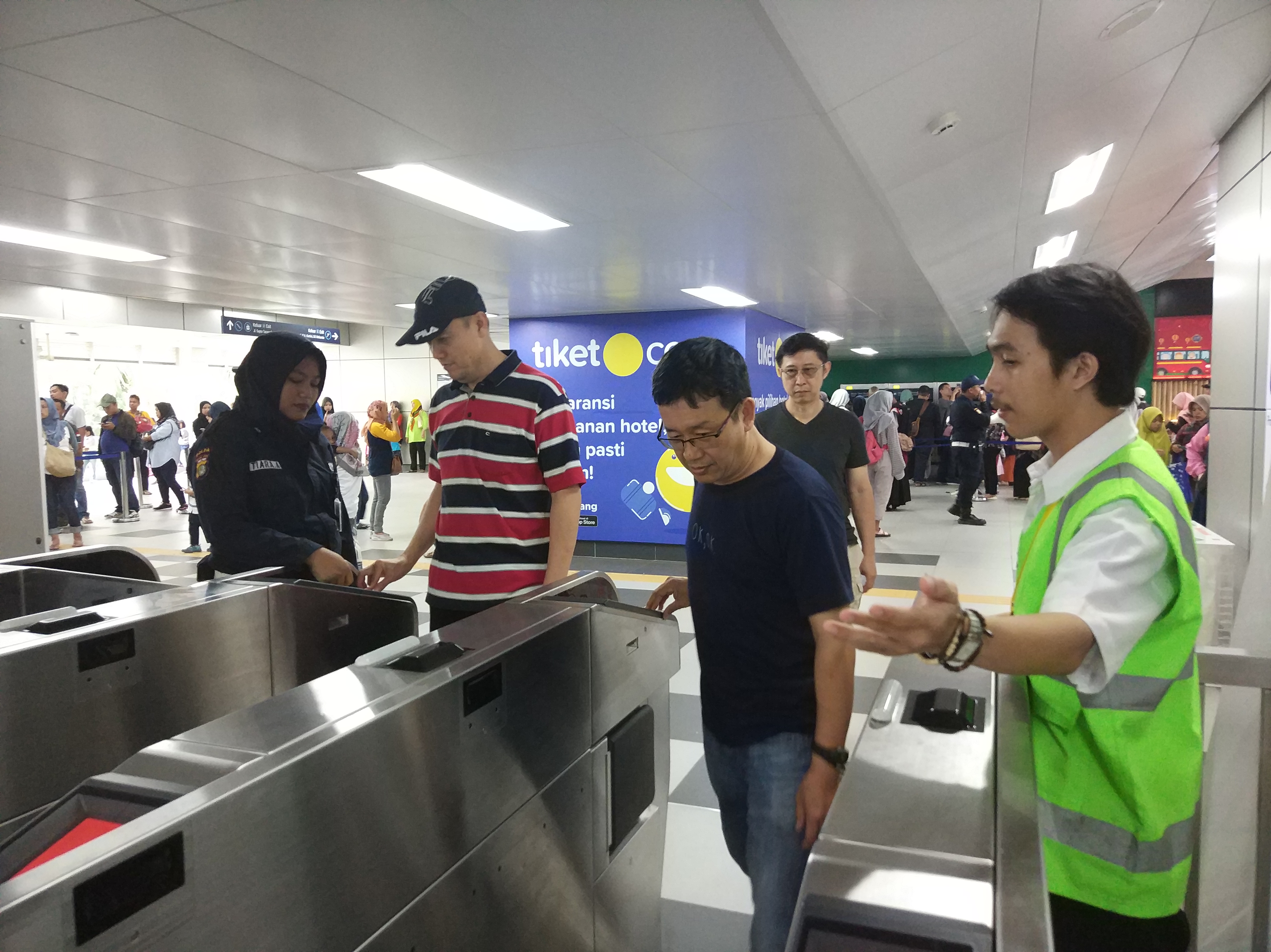 Penumpang melakukan tap in di gate MRT Stasiun Lebak Bulus 