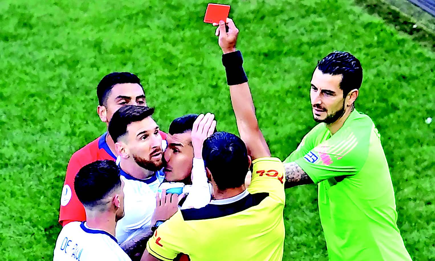 Wasit asal Paraguay, Mario Diaz de Vivar, memberi kartu merah untuk kapten Argentina Lionel Messi dan pemain Cile, Gary Medel