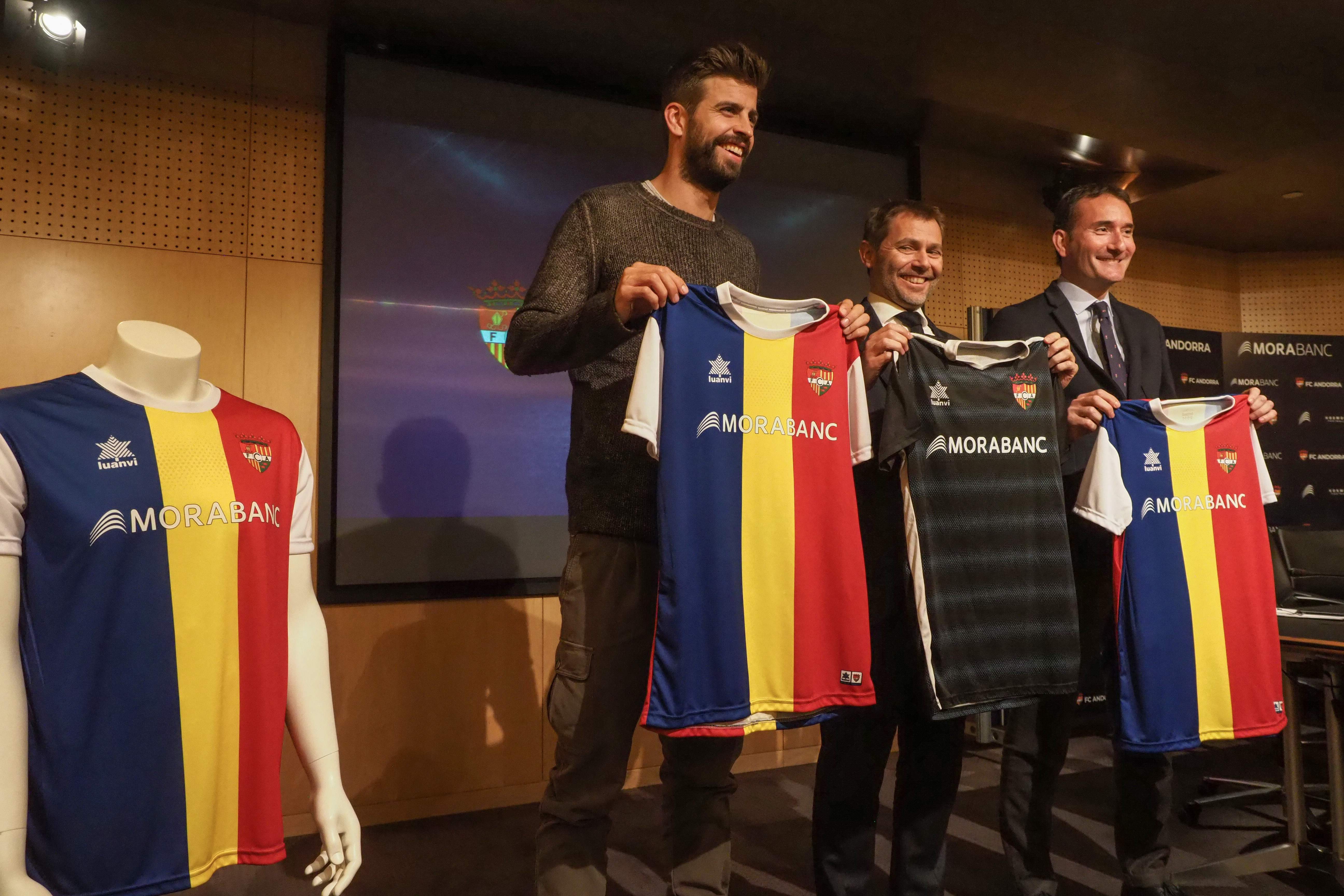 Gelandang Barcelona Gerard Pique berpose dengan jersey FC Andorra.
