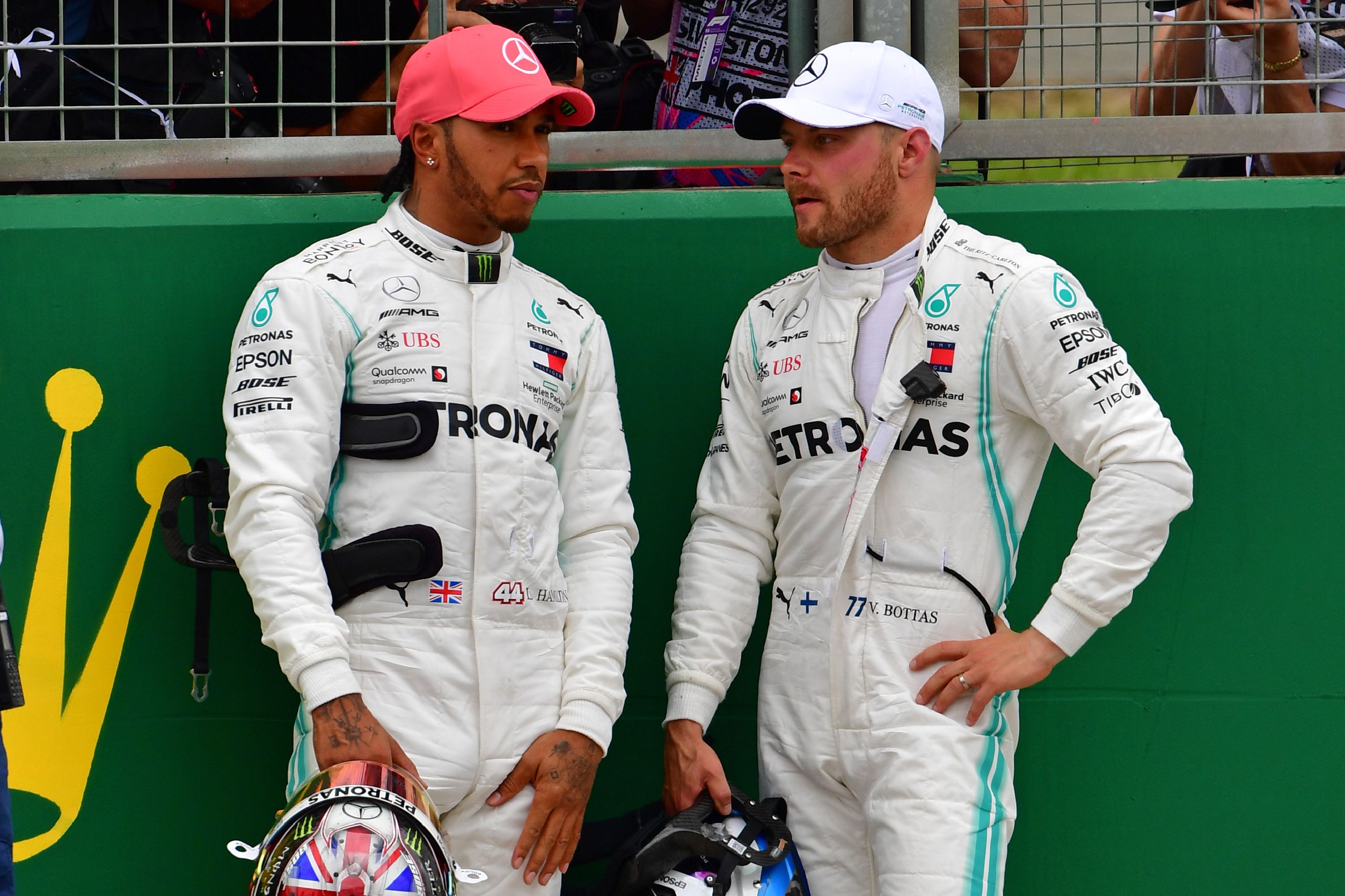 Pembalap Finlandia Mercedes Valtteri Bottas (kanan) dan pembalap Inggris Mercedes Lewis (kiri) 