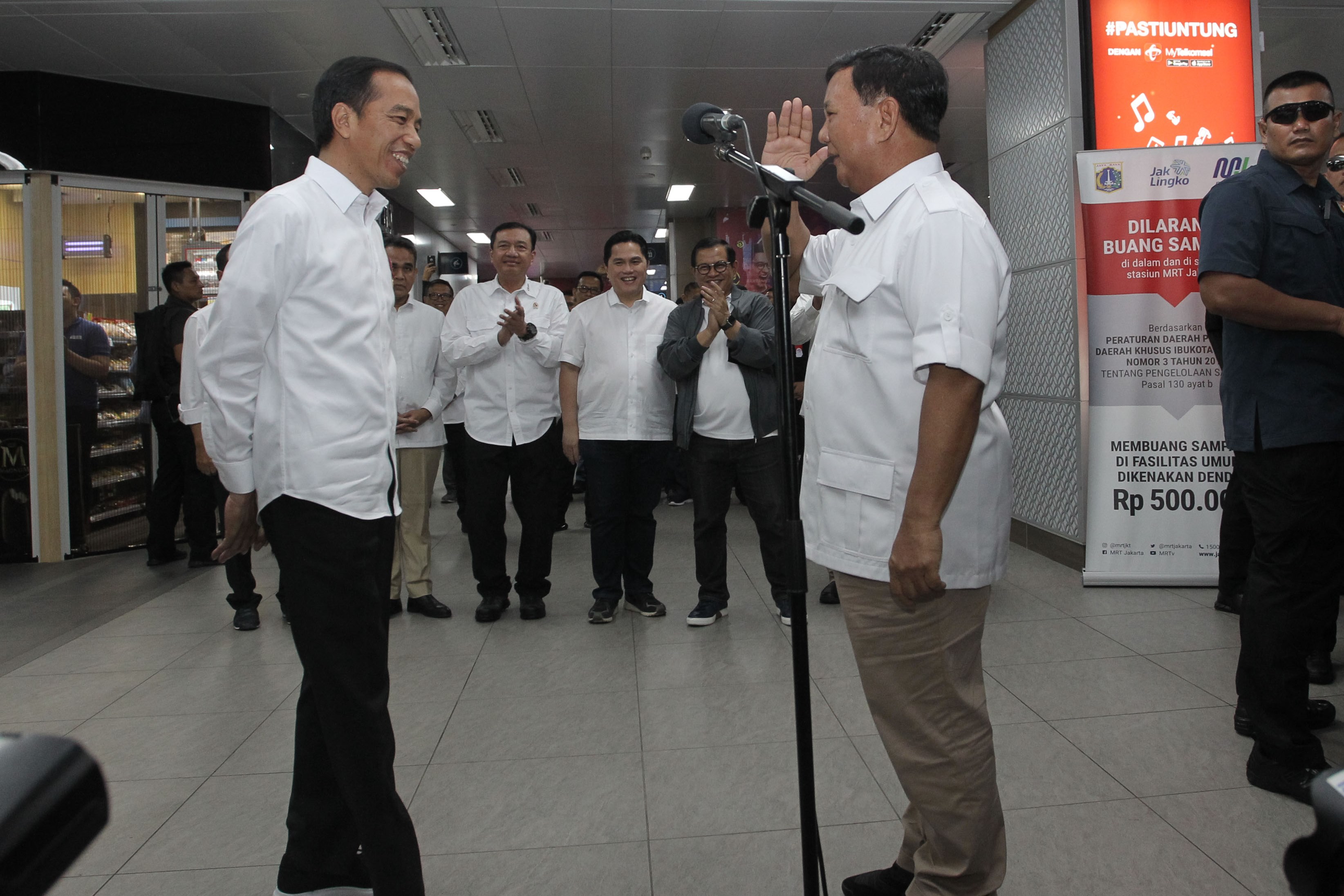 Presiden Jokowi dan Prabowo Subianto disaksikan Kepala BIN Budi Gunawan, Ketua TKN Erick Thohir, dan Seskab Pramono Anung.