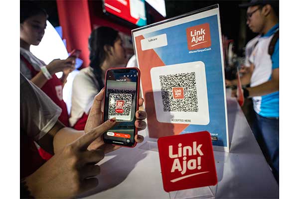 Pengunjung saat peluncuran LinkAja di Kompleks Gelora Bung Karno, Senayan, Jakarta, Minggu (30/6/2019). 