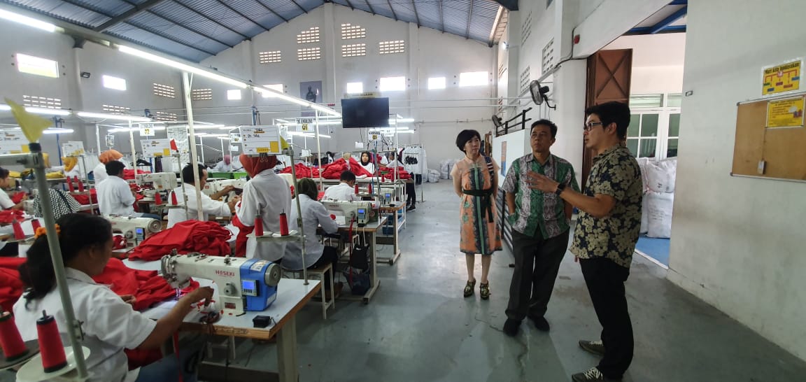 Suasana kerja di pabrik pakaian jadi
